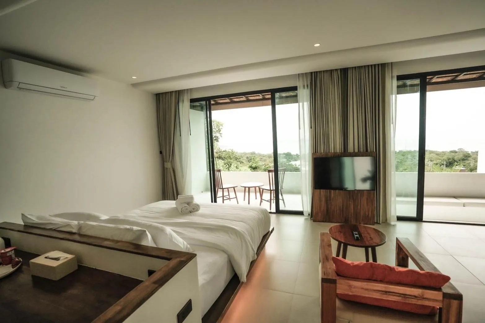 Photo of the whole room, Bed in Pichcha Kohlarn