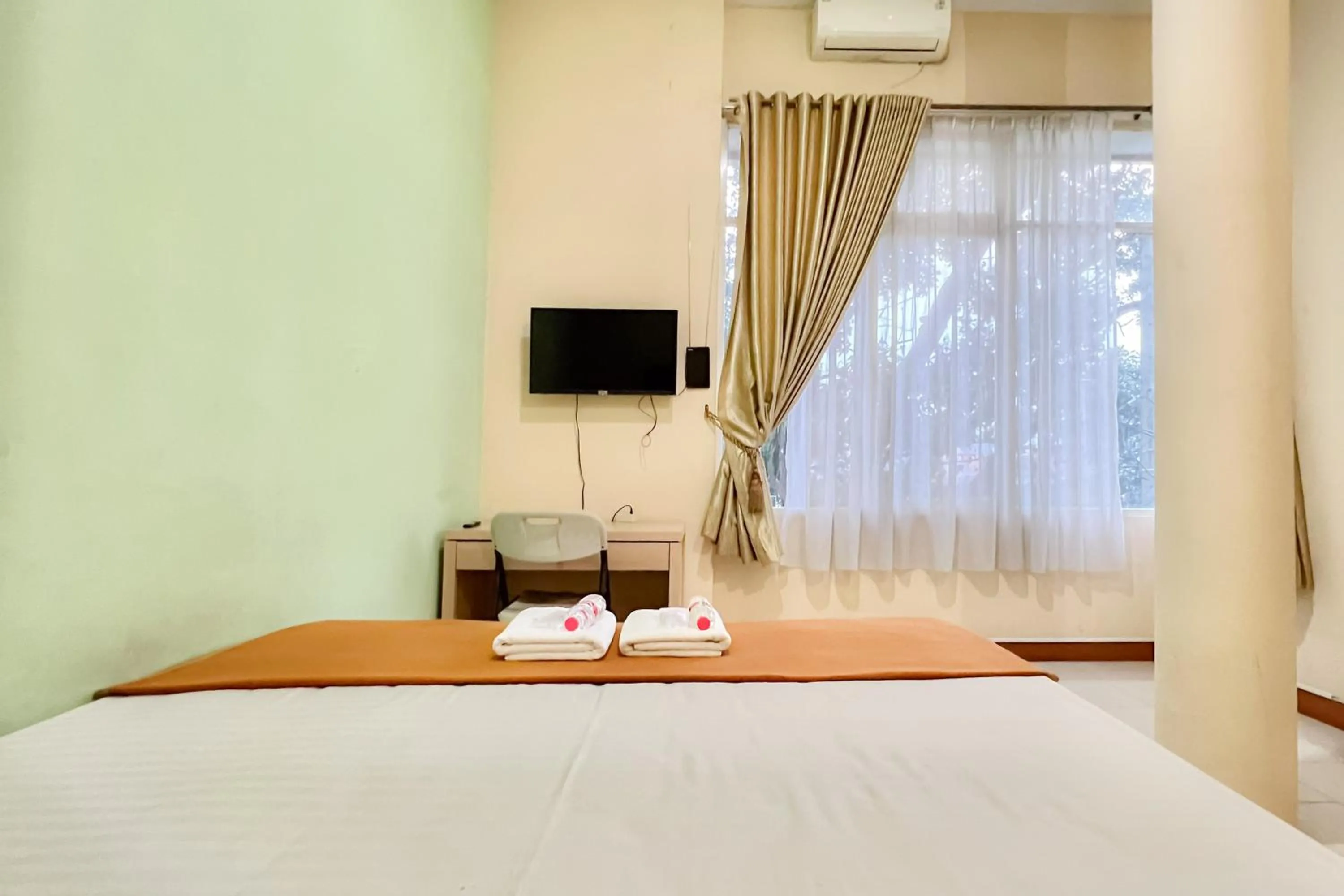 Bedroom, Bed in Wisma Anggrek Syariah Mitra Reddoorz