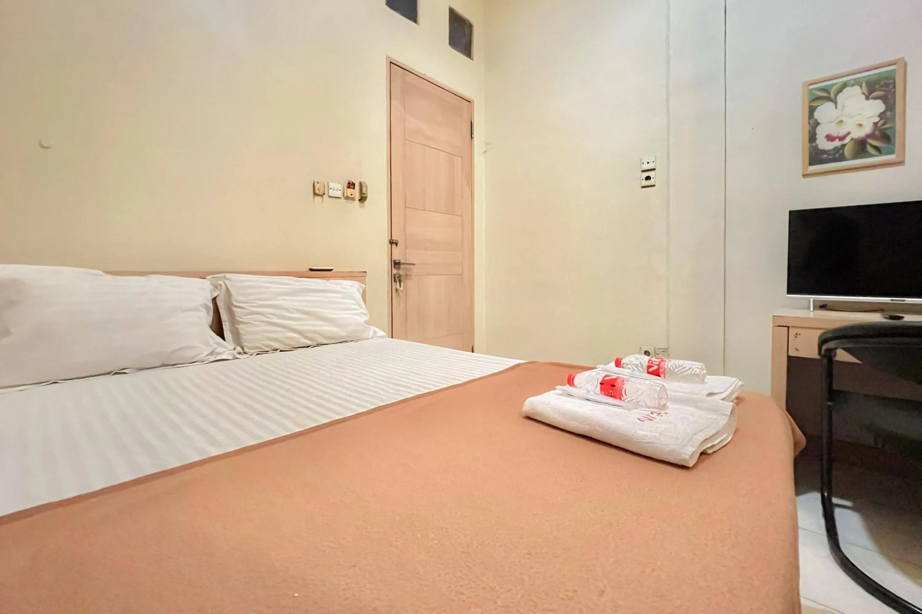 Bedroom, Bed in Wisma Anggrek Syariah Mitra Reddoorz