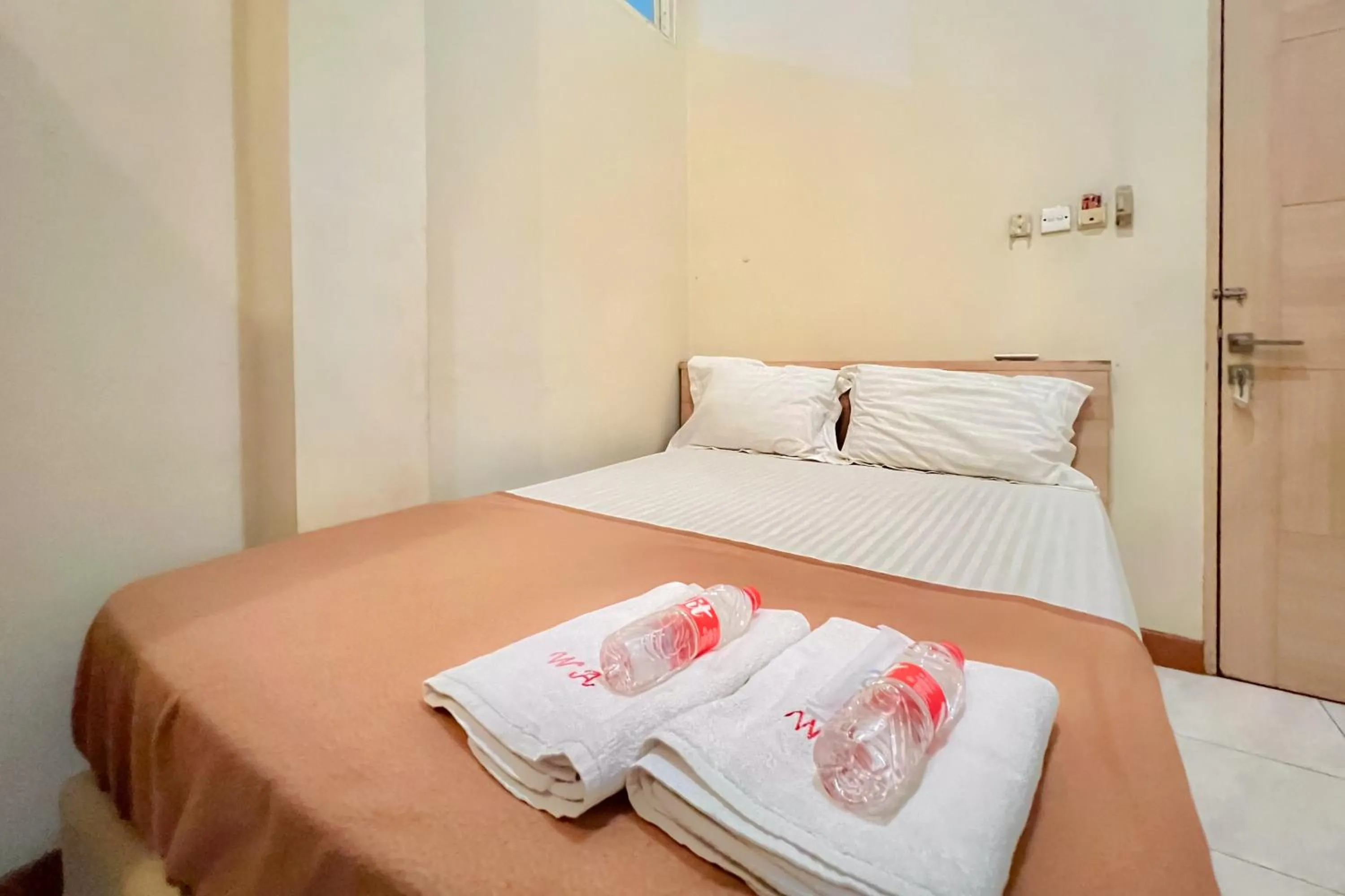 Bedroom, Bed in Wisma Anggrek Syariah Mitra Reddoorz