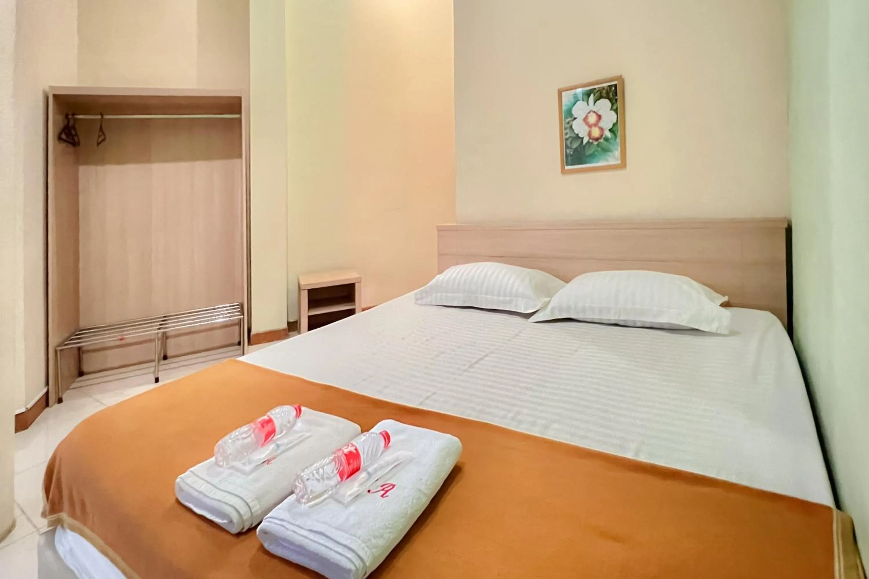 Bedroom, Bed in Wisma Anggrek Syariah Mitra Reddoorz