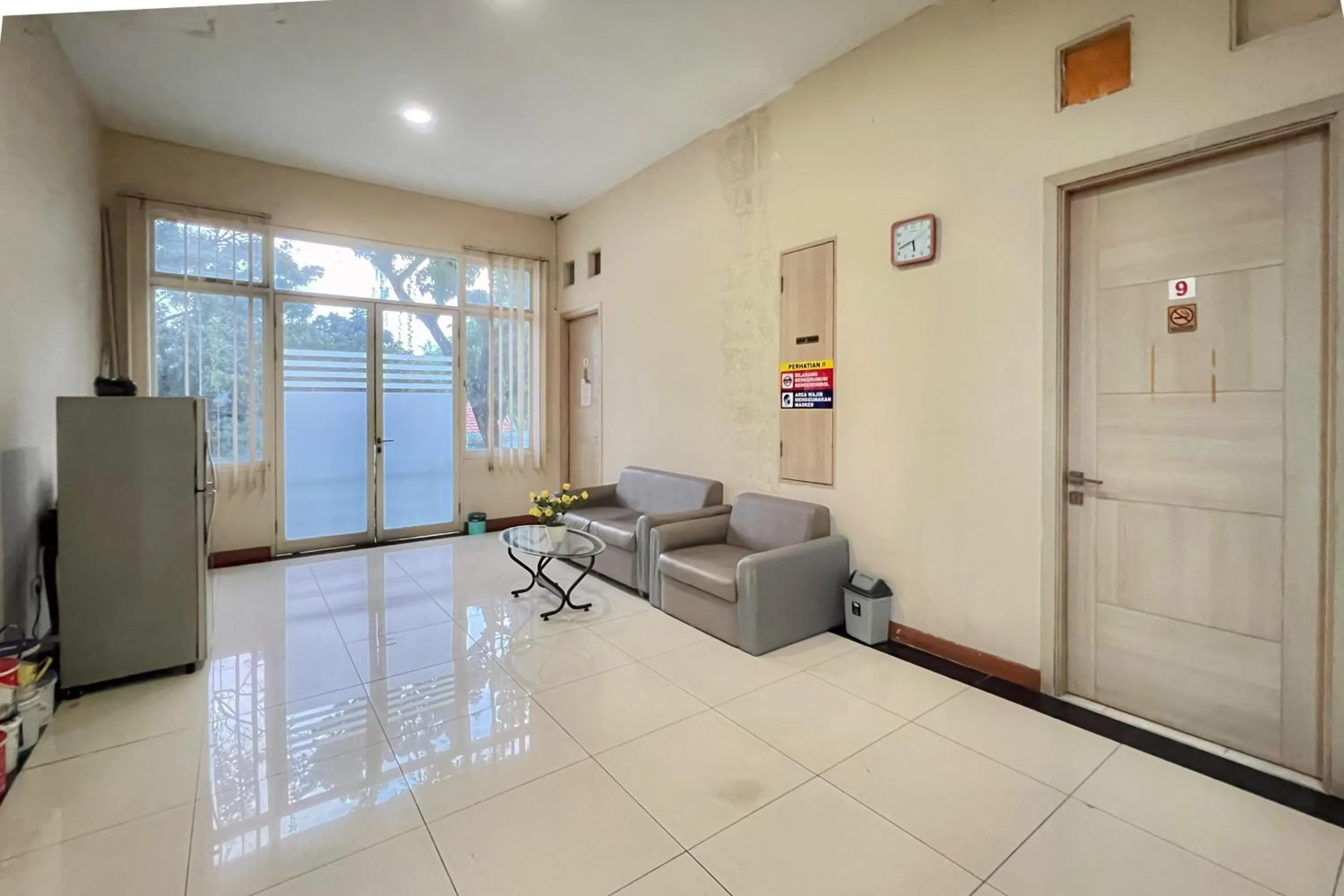 Lobby or reception in Wisma Anggrek Syariah Mitra Reddoorz