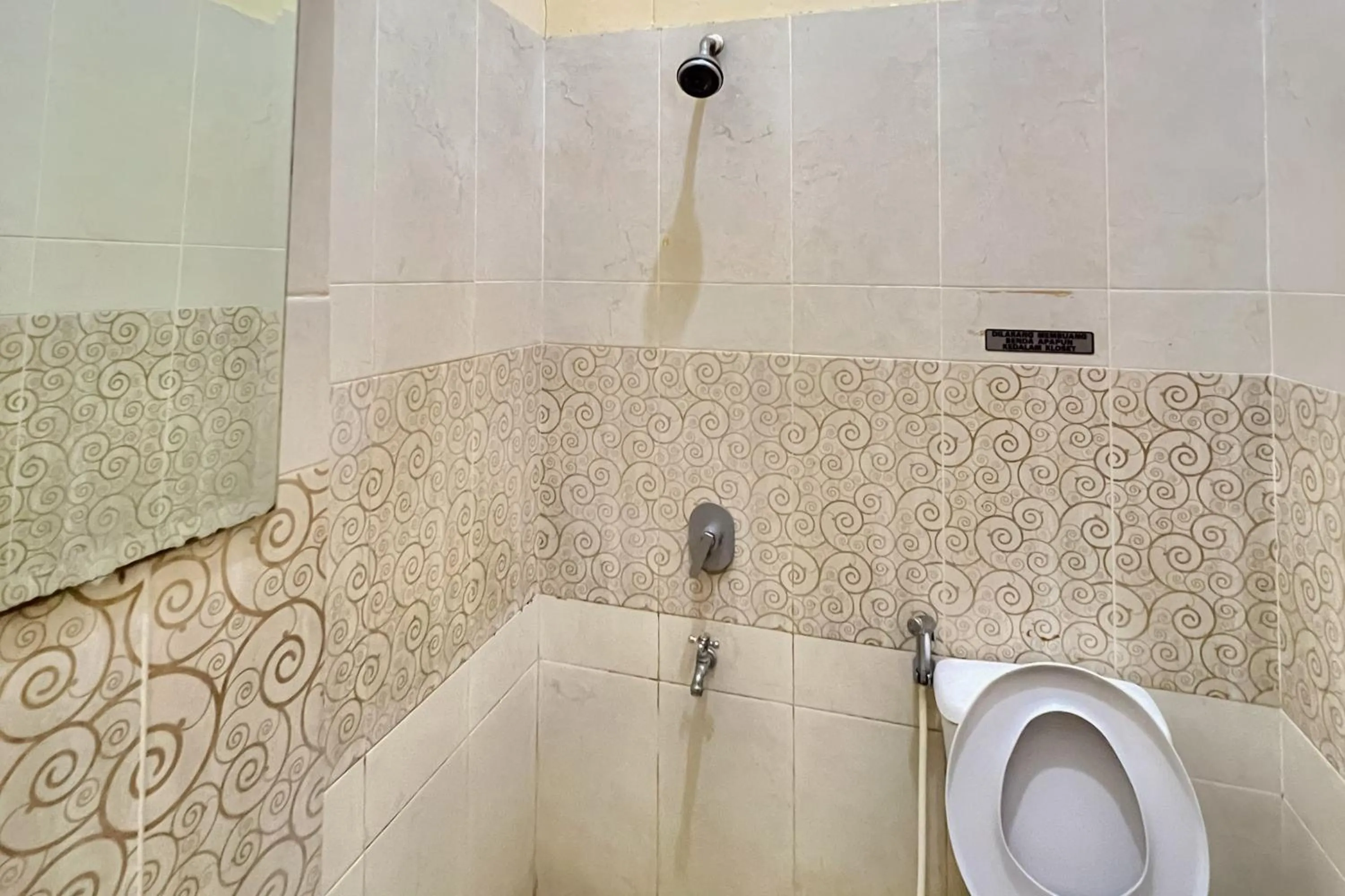 Bathroom in Wisma Anggrek Syariah Mitra Reddoorz