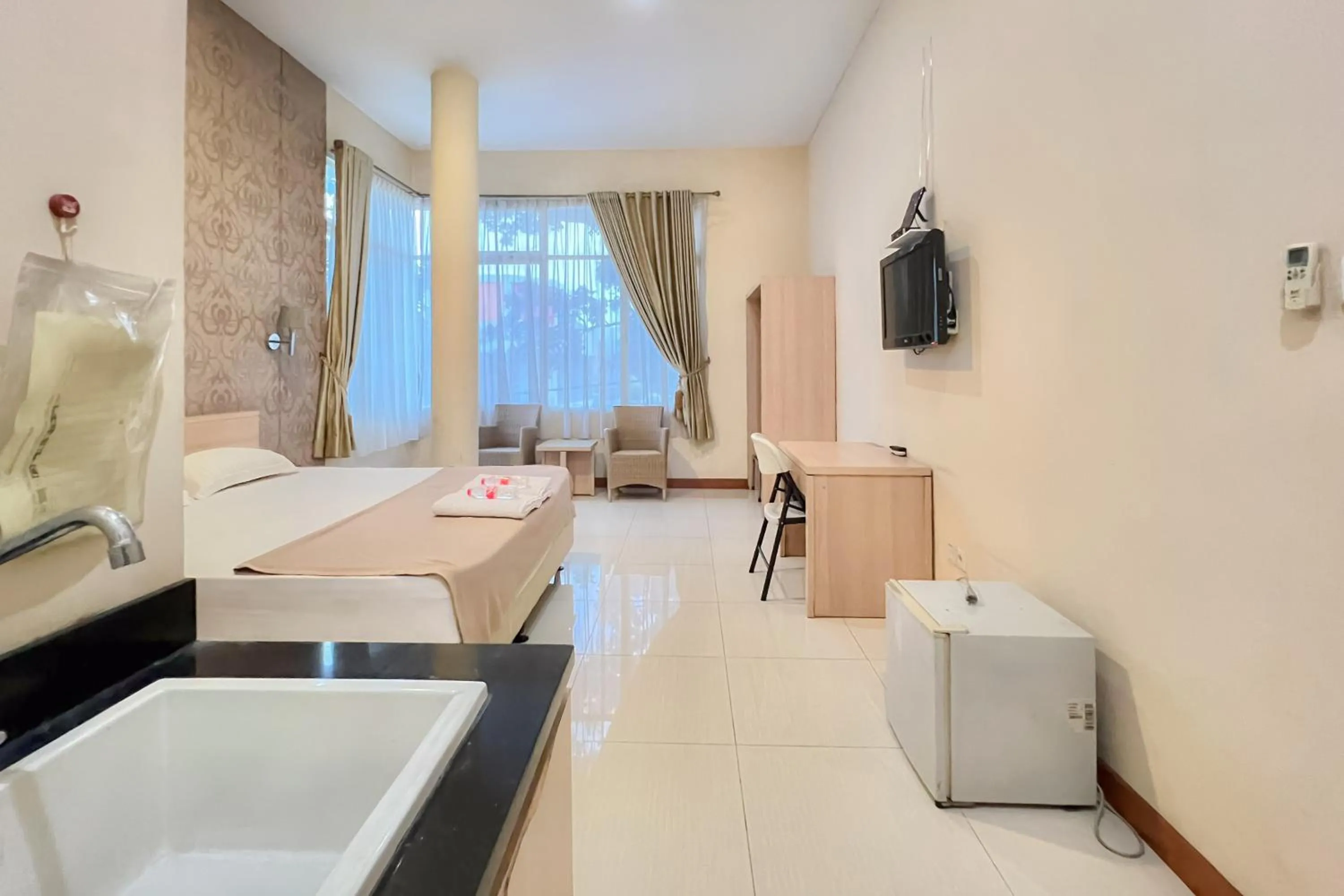 Bedroom in Wisma Anggrek Syariah Mitra Reddoorz