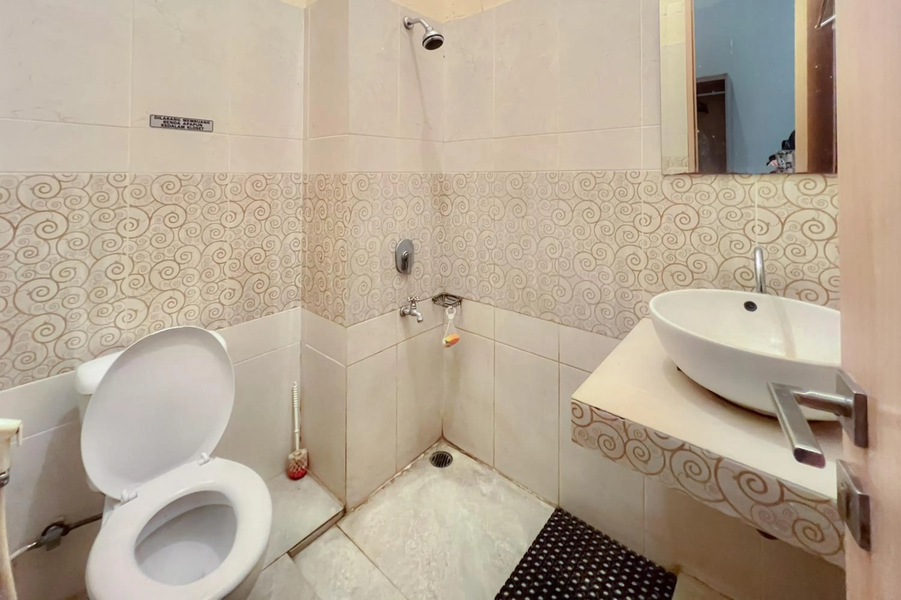 Bathroom in Wisma Anggrek Syariah Mitra Reddoorz