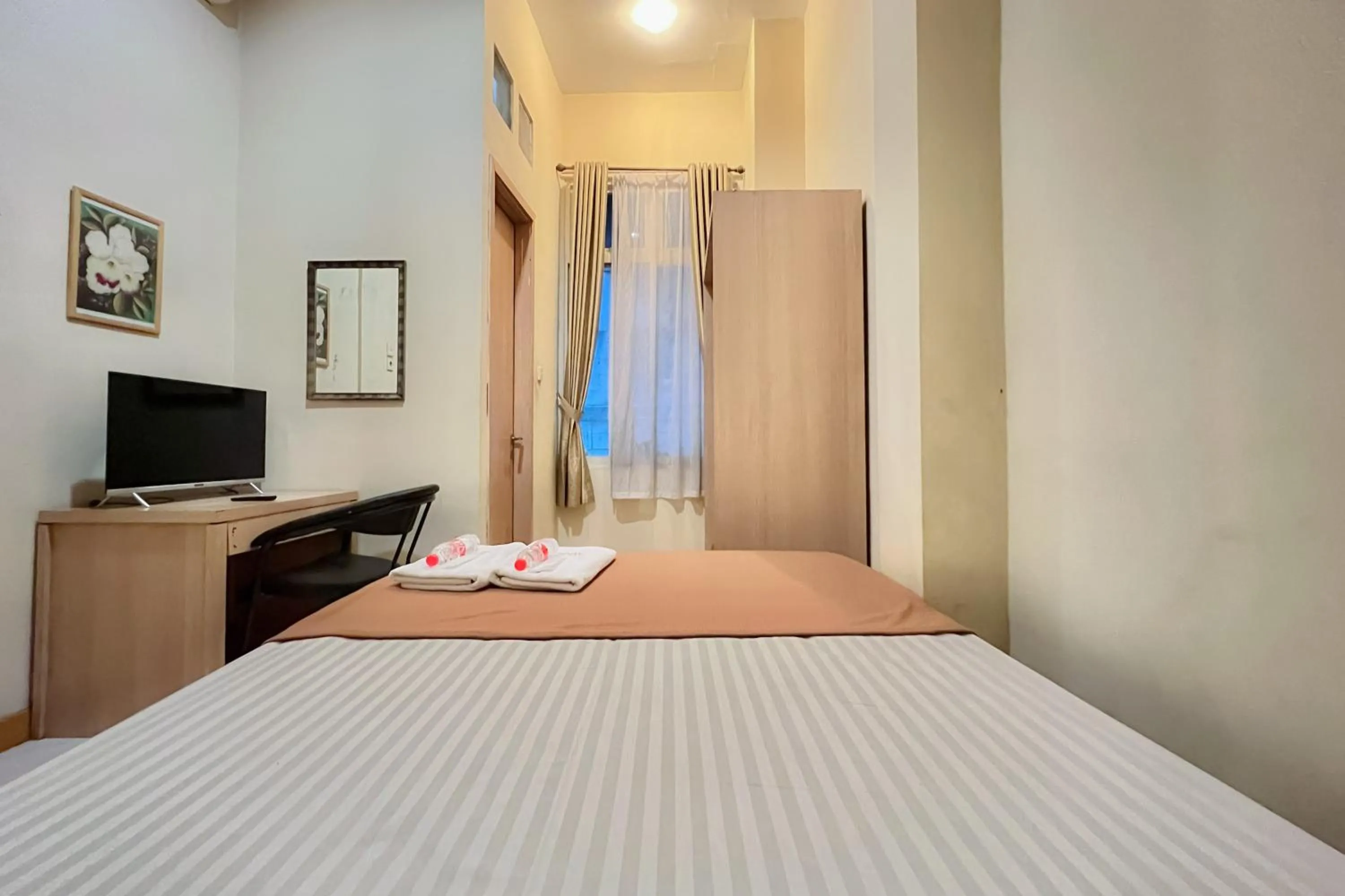 Bedroom, Bed in Wisma Anggrek Syariah Mitra Reddoorz