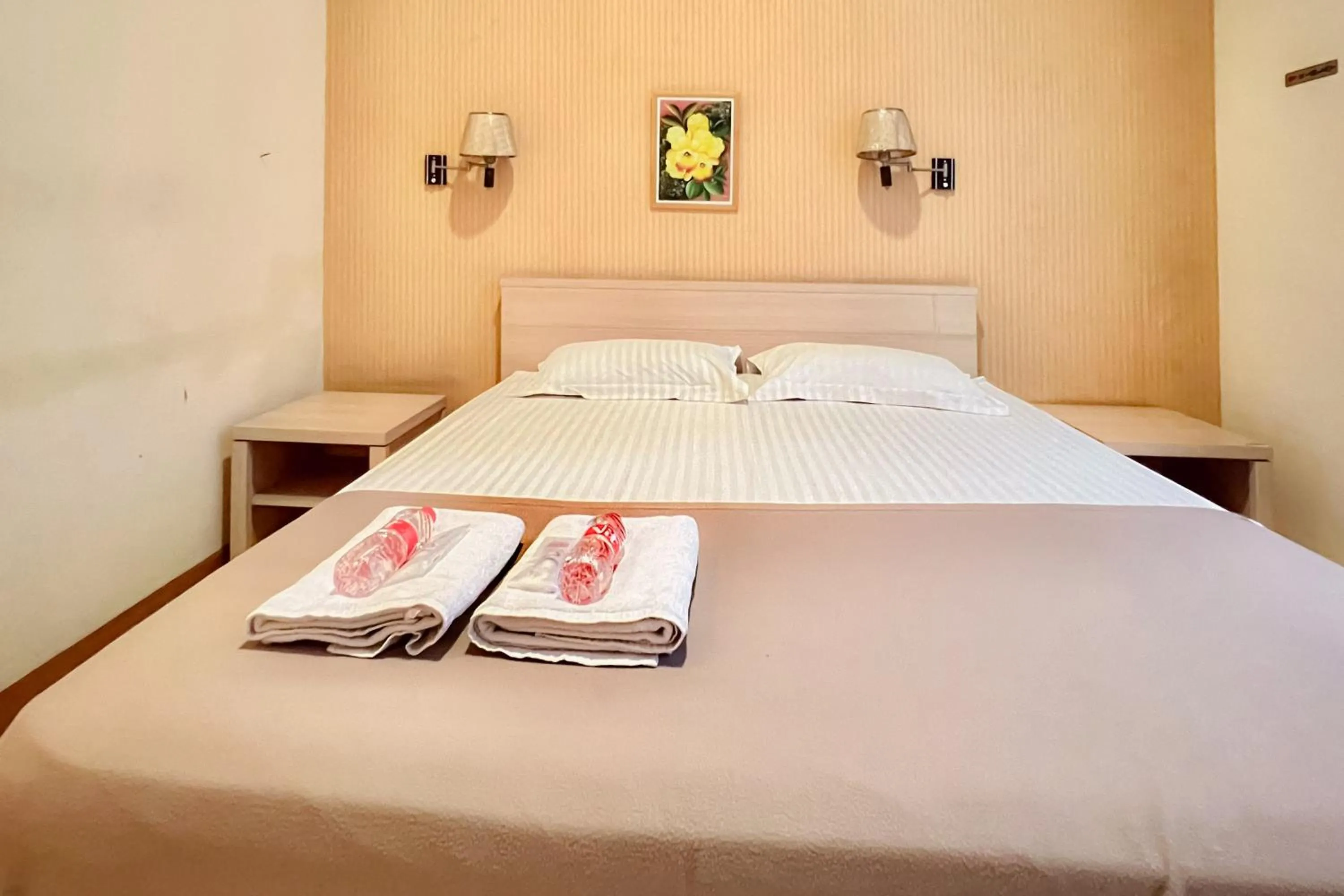 Bedroom, Bed in Wisma Anggrek Syariah Mitra Reddoorz