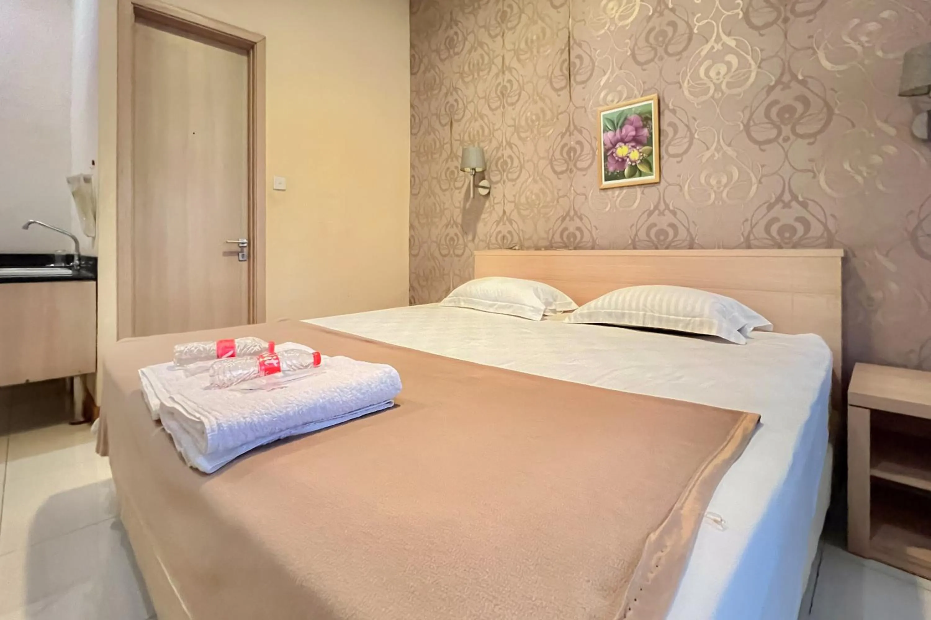 Bedroom, Bed in Wisma Anggrek Syariah Mitra Reddoorz