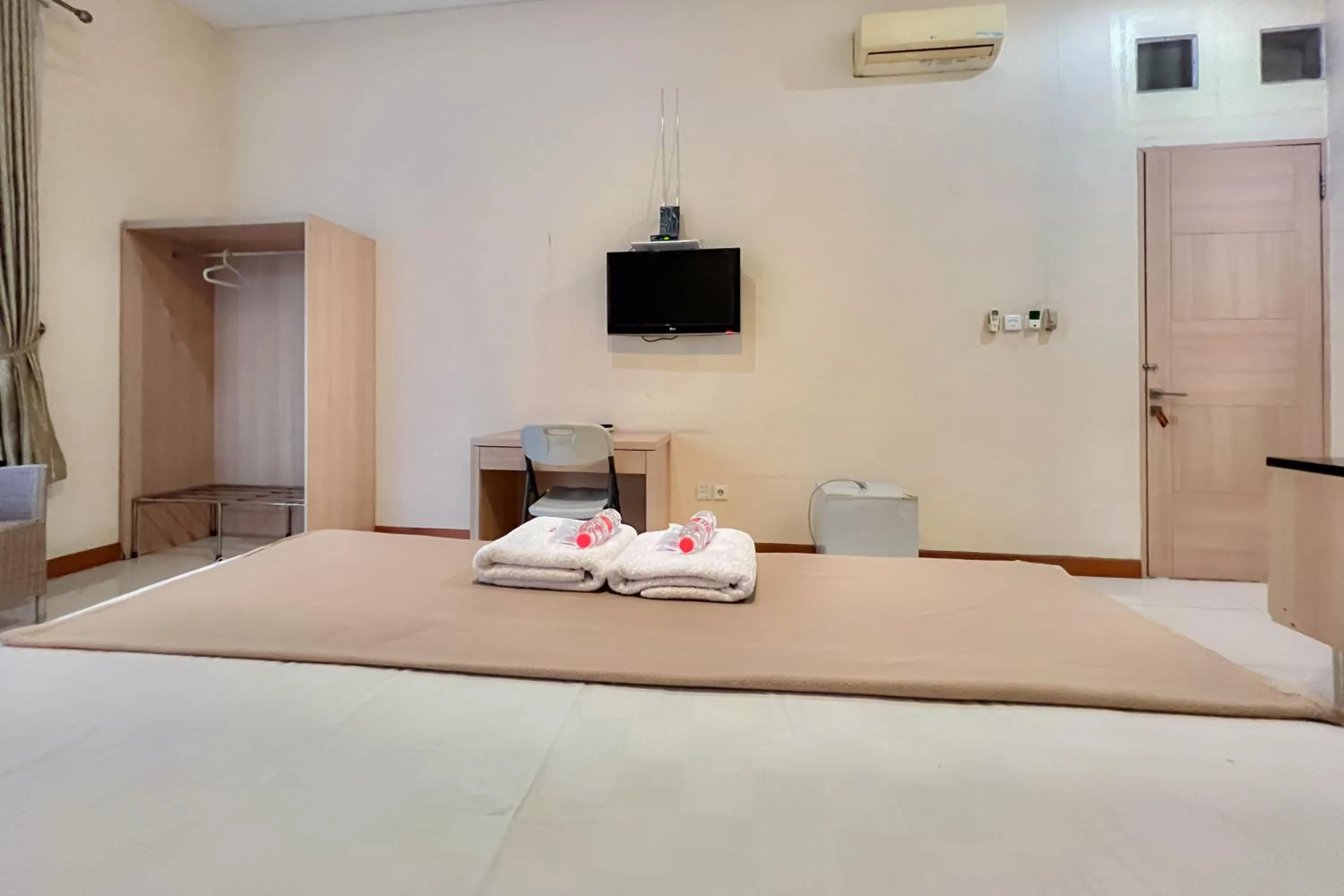 Bedroom, Bed in Wisma Anggrek Syariah Mitra Reddoorz