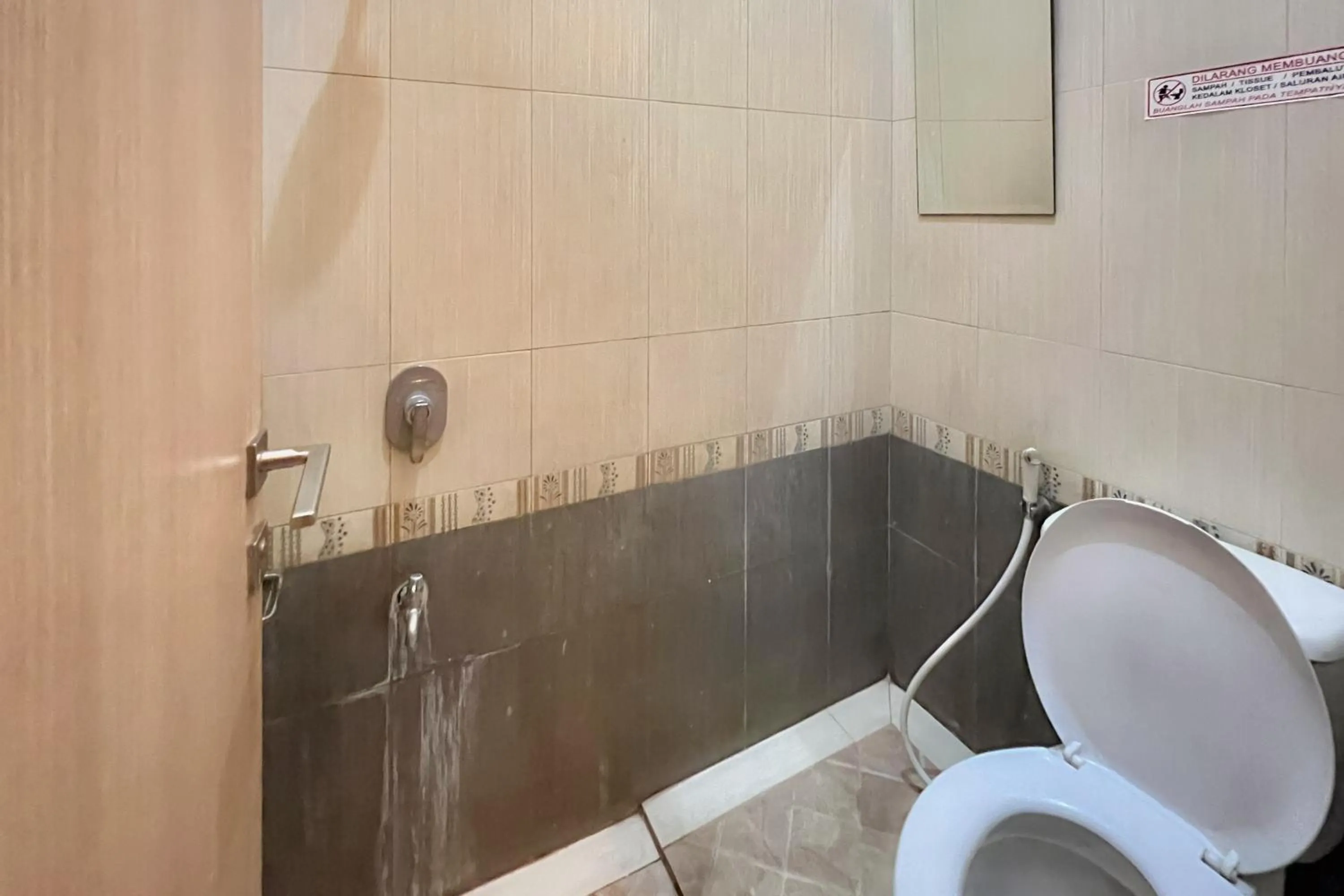Bathroom in Wisma Anggrek Syariah Mitra Reddoorz