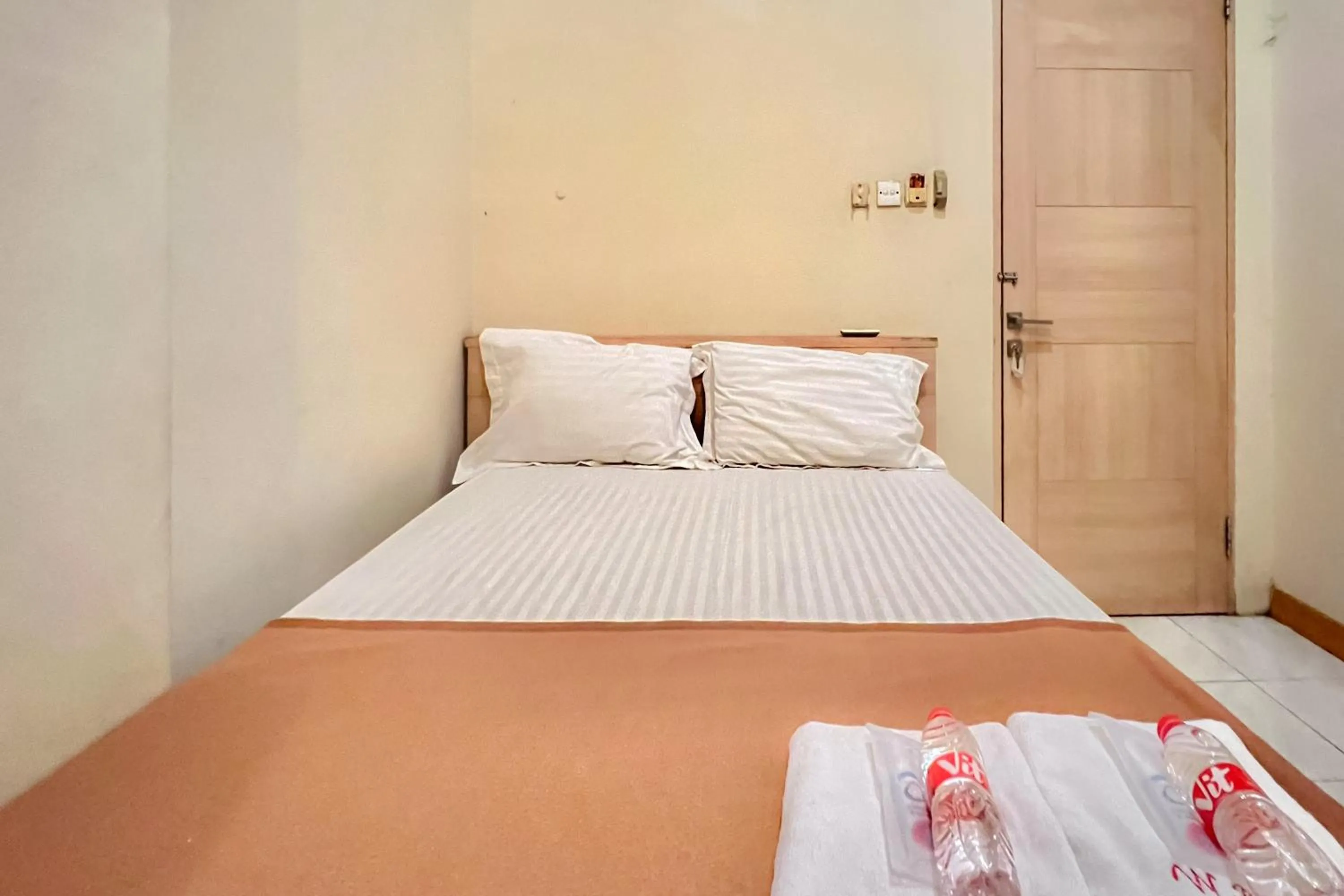 Bedroom, Bed in Wisma Anggrek Syariah Mitra Reddoorz