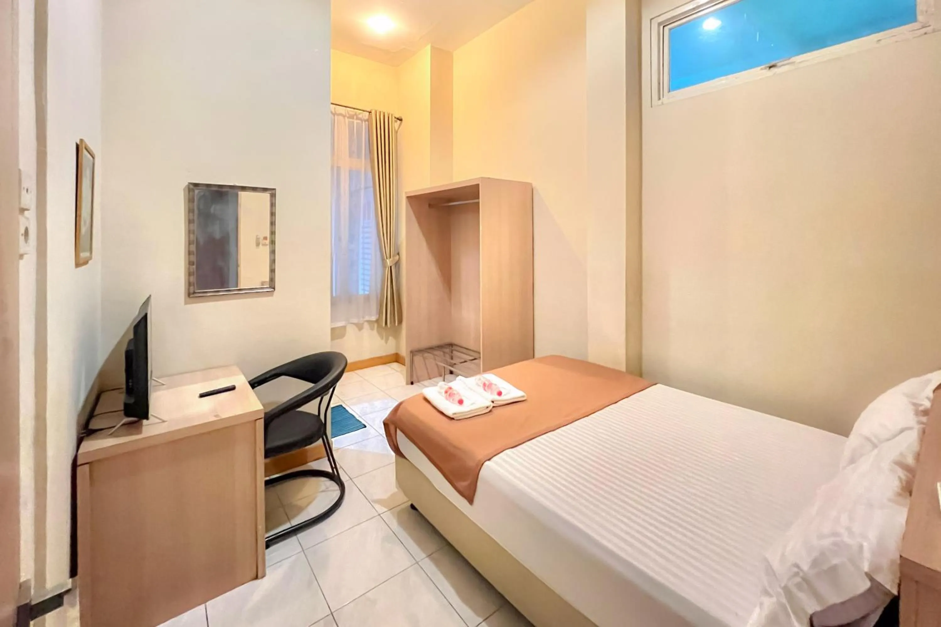 Bedroom, Bed in Wisma Anggrek Syariah Mitra Reddoorz