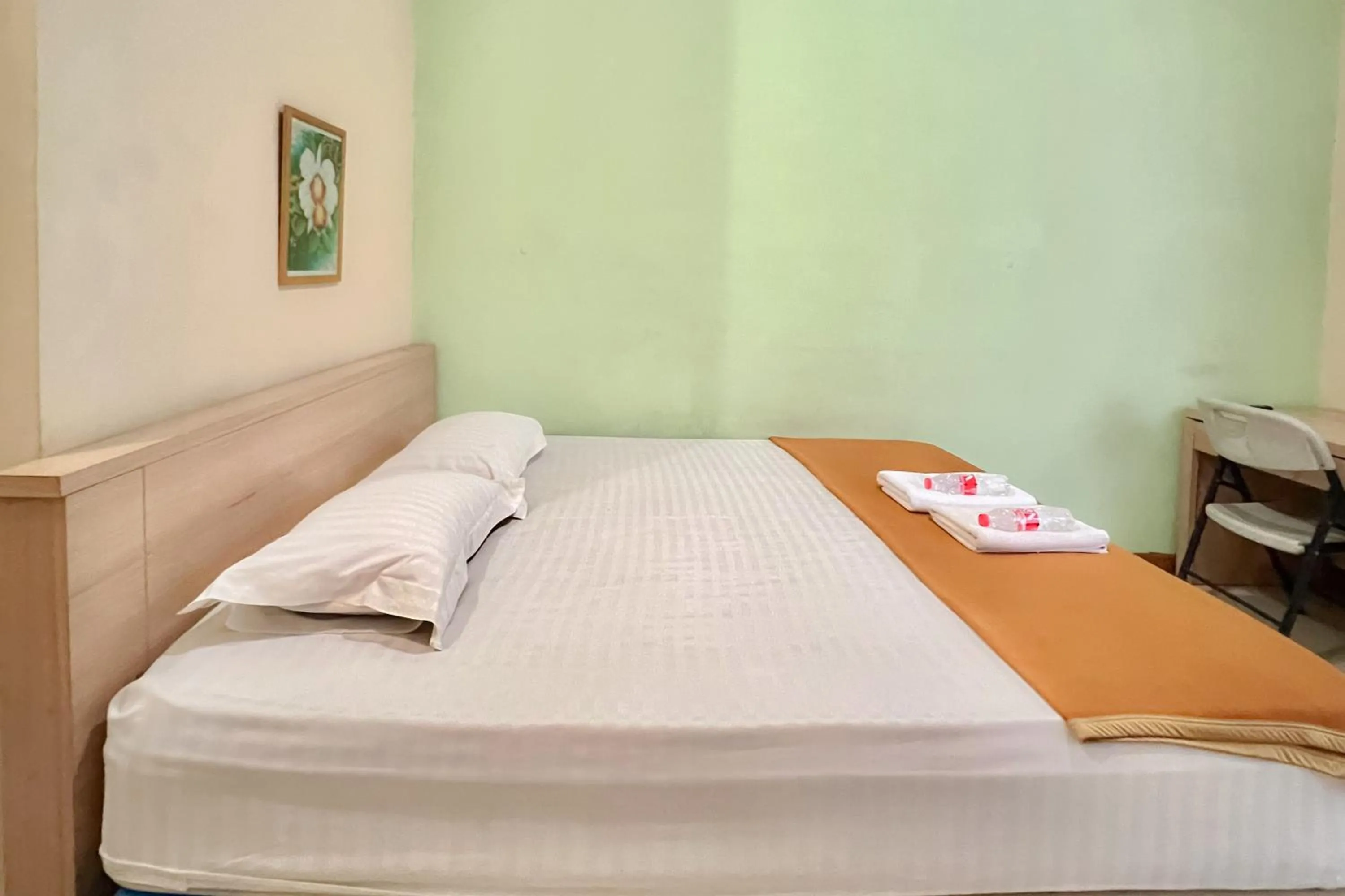 Bedroom, Bed in Wisma Anggrek Syariah Mitra Reddoorz