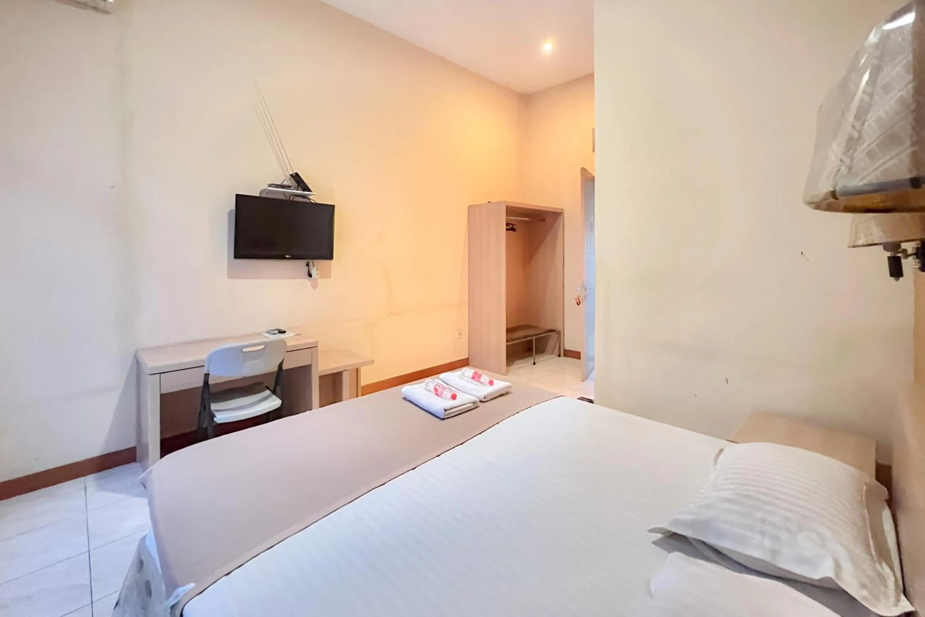 Bedroom, Bed in Wisma Anggrek Syariah Mitra Reddoorz