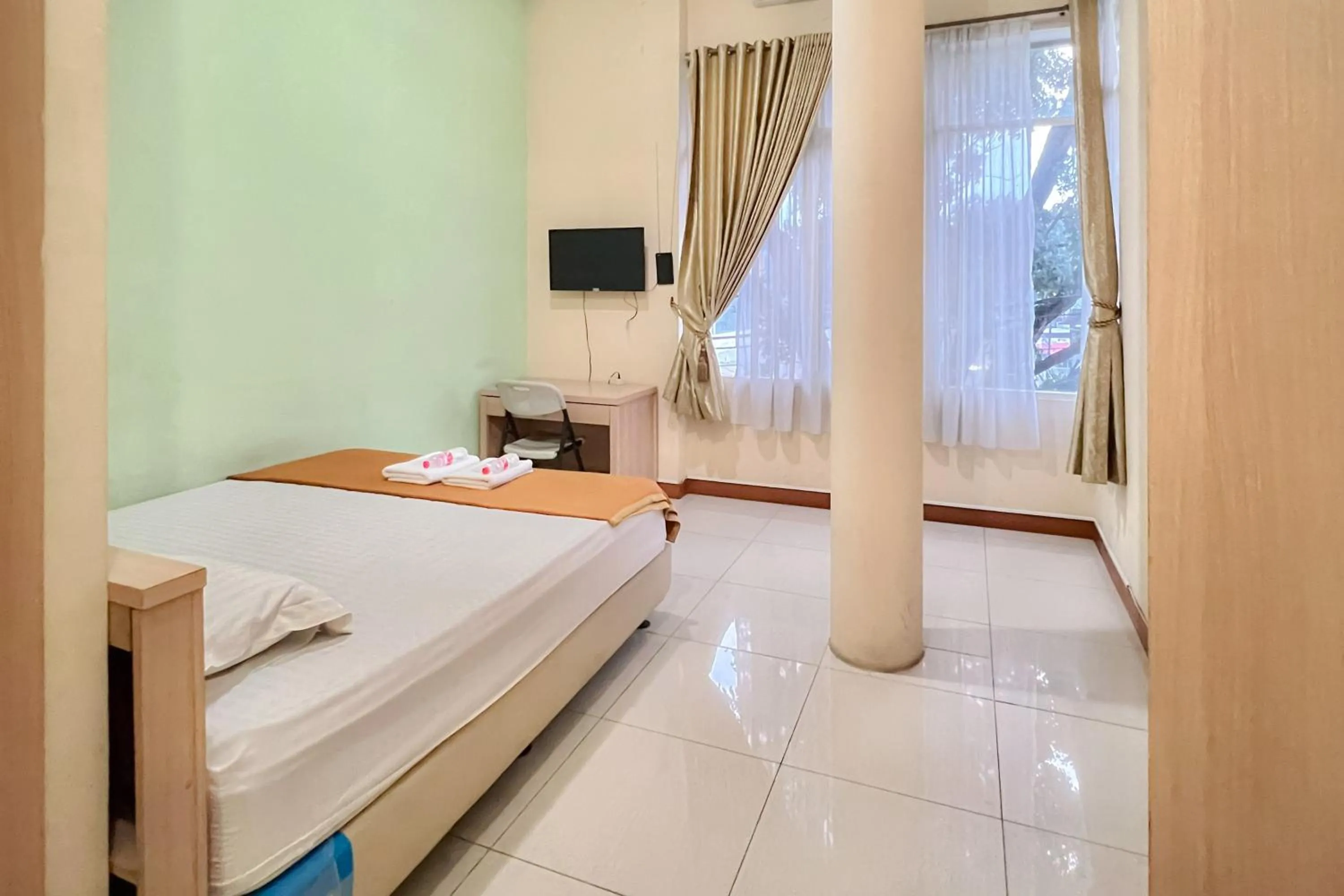 Bedroom, Bed in Wisma Anggrek Syariah Mitra Reddoorz