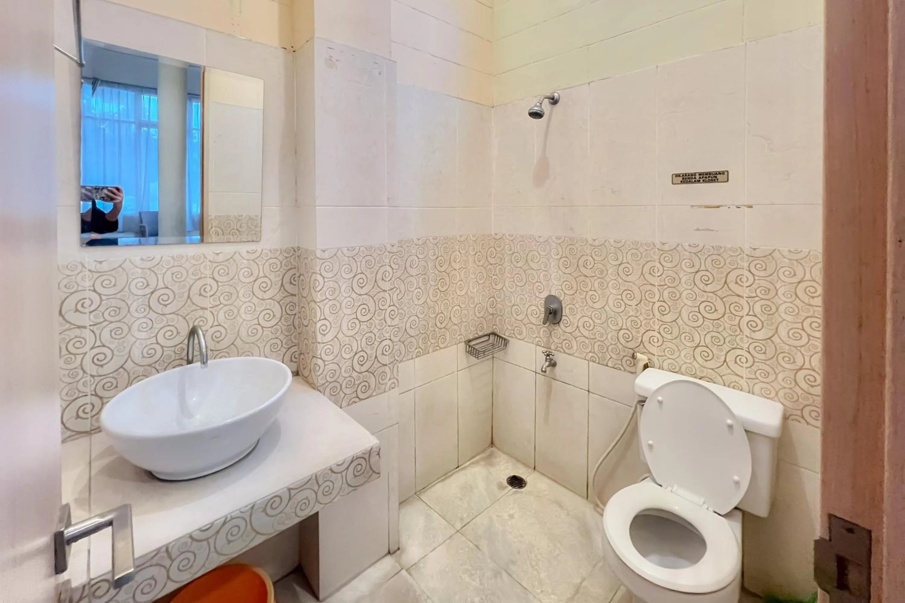 Bathroom in Wisma Anggrek Syariah Mitra Reddoorz