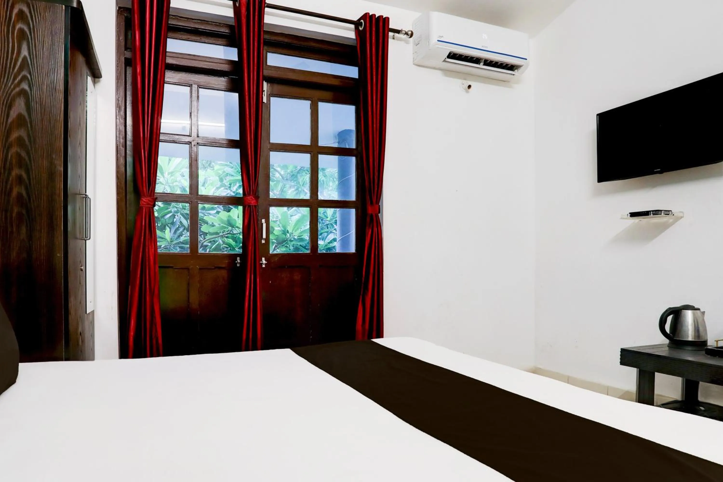 Bedroom, Bed in Hotel O Crystal Beach