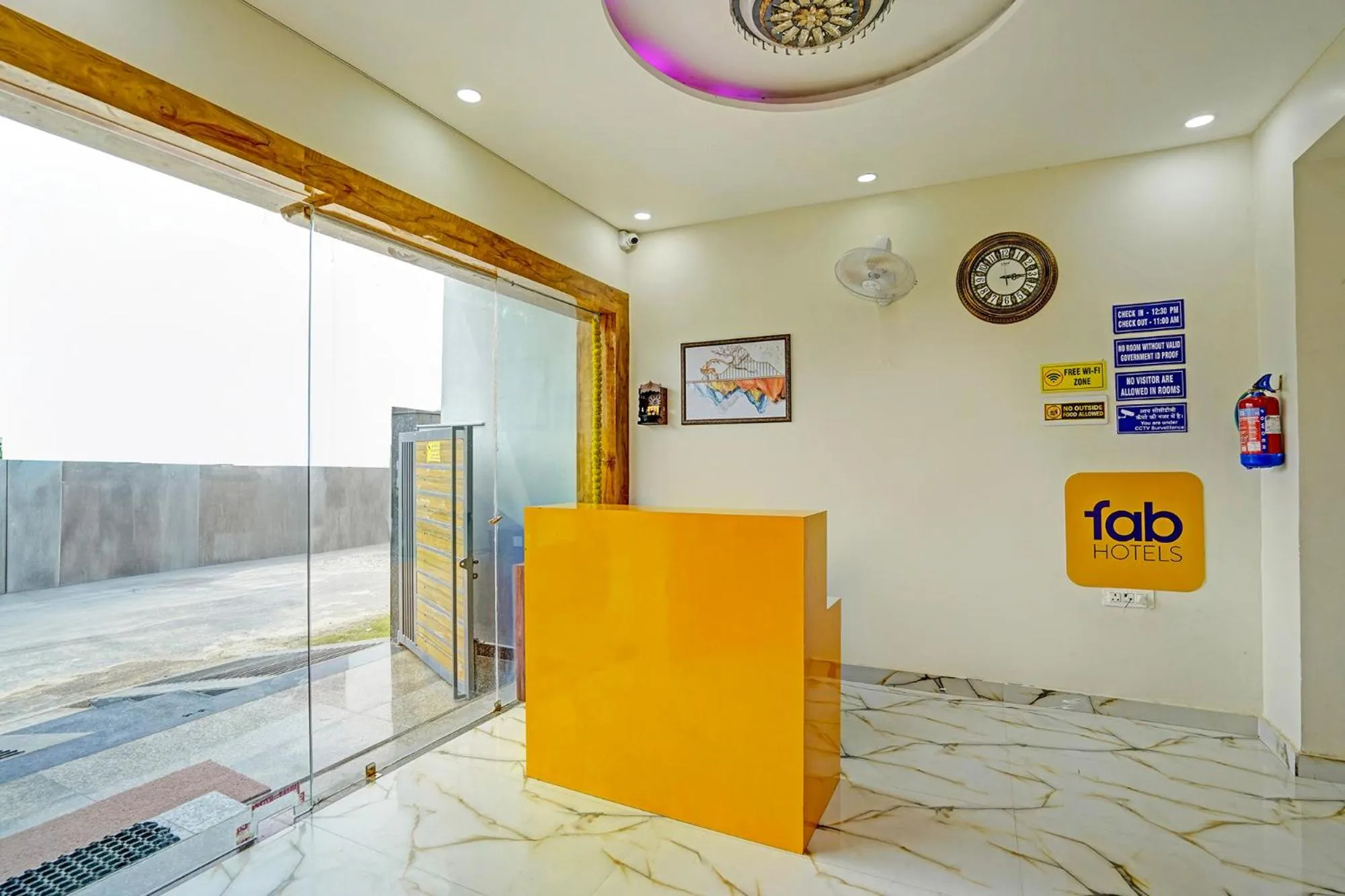 Lobby or reception in FabHotel The Viraaj - Gaur City Mall