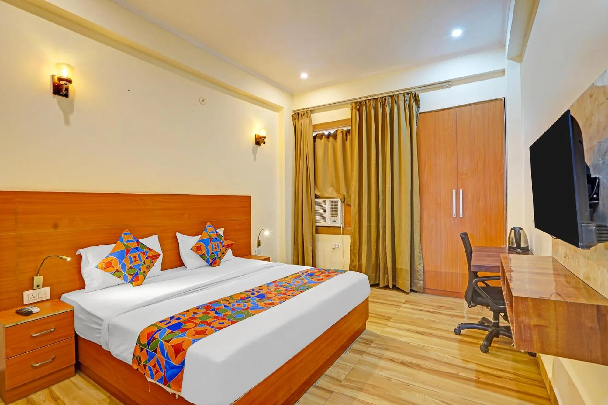 Bed in FabHotel The Viraaj - Gaur City Mall