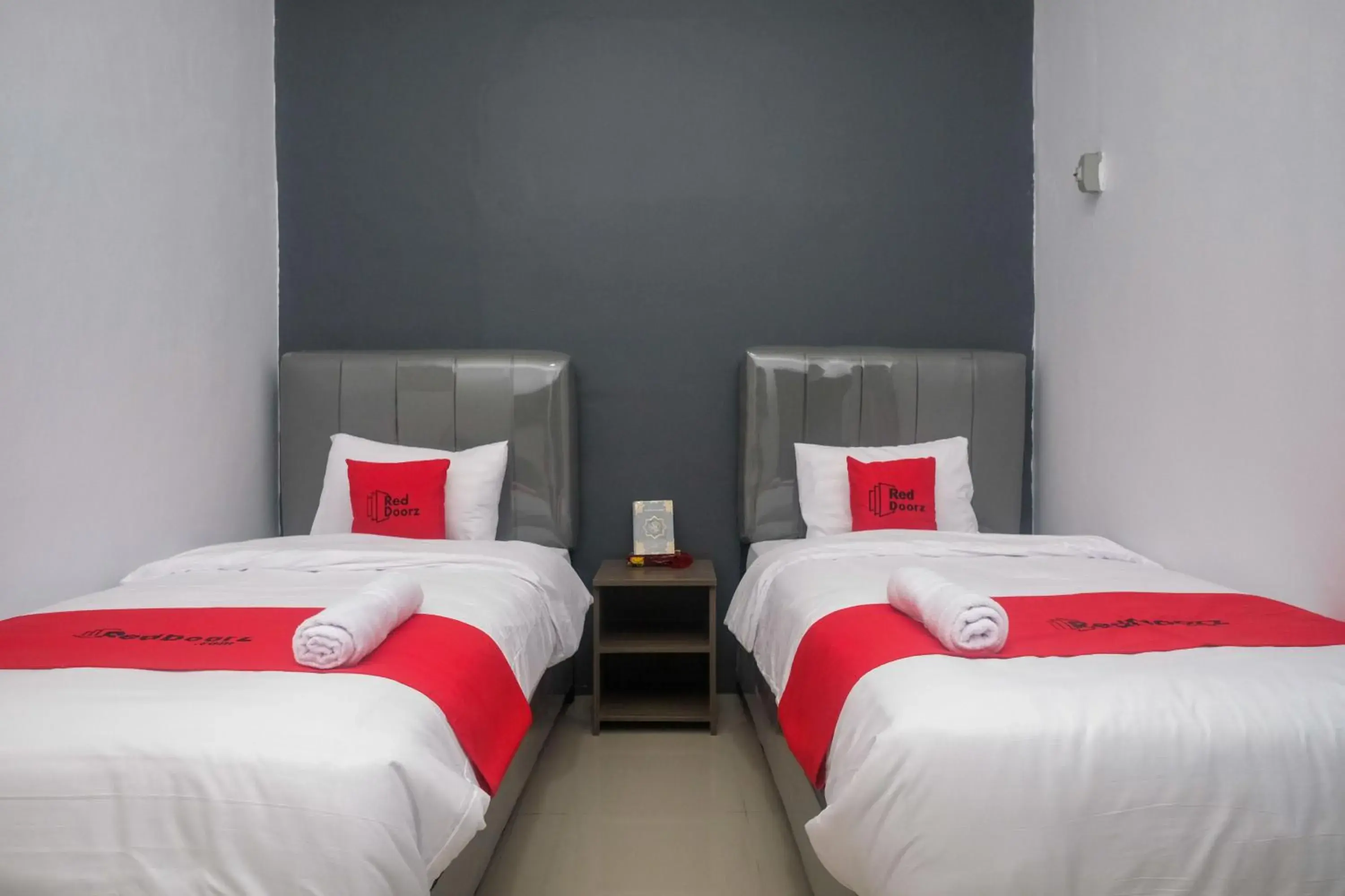 Standard Twin Room in RedDoorz Syariah near UNIMUS Semarang Standard Twin Room in RedDoorz Syariah near UNIMUS Semarang