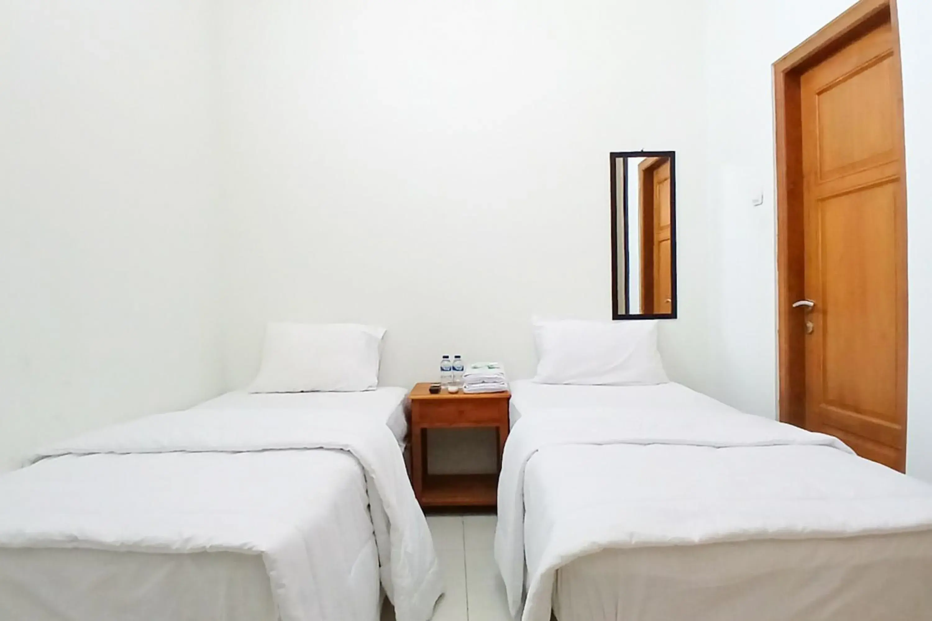 Standard Twin Room in Graha Syariah Homestay Jogokariyan Mitra RedDoorz Standard Twin Room in Graha Syariah Homestay Jogokariyan Mitra RedDoorz