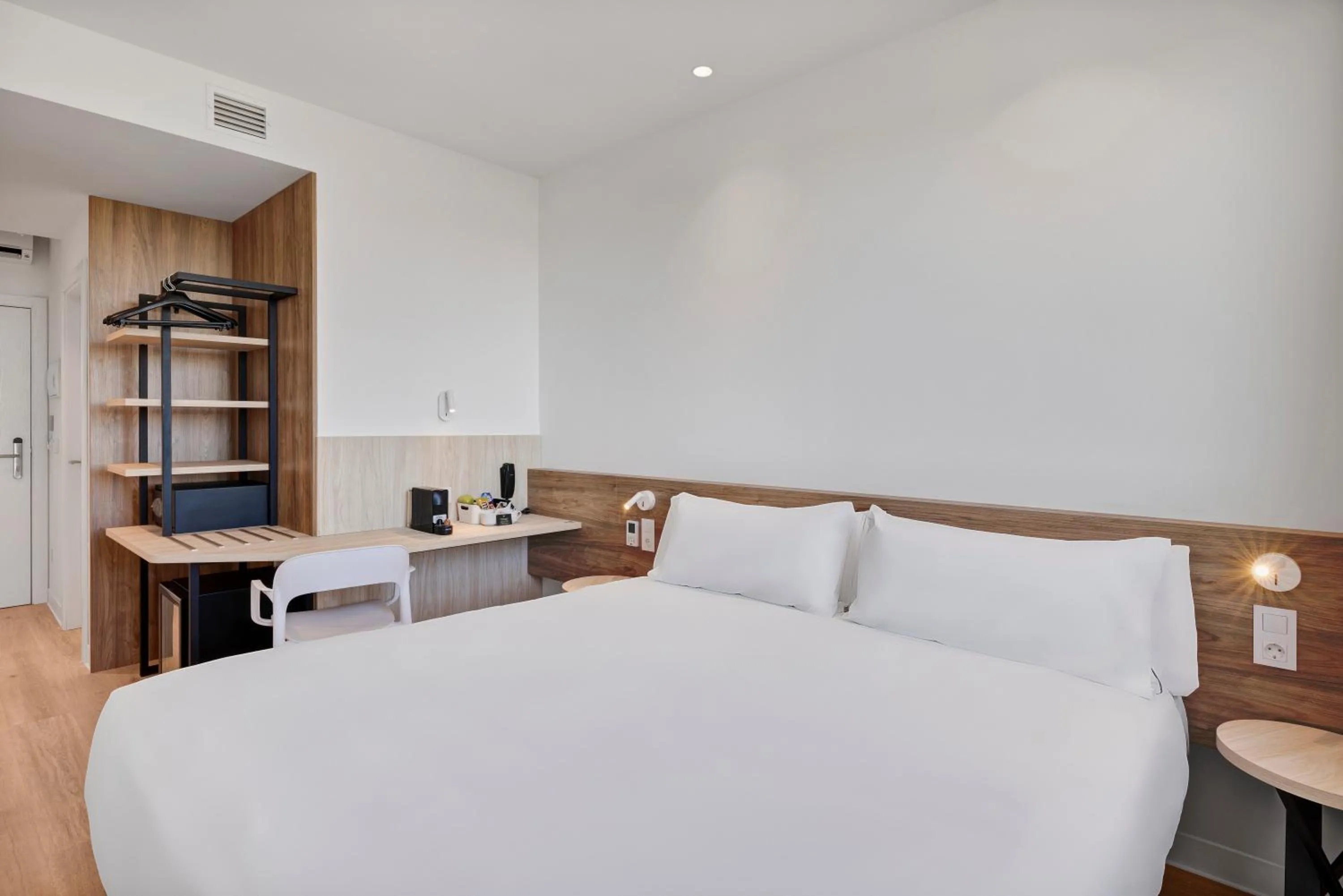 Coffee/tea facilities, Bed in B&B HOTEL Madrid Fuenlabrada Retail Park