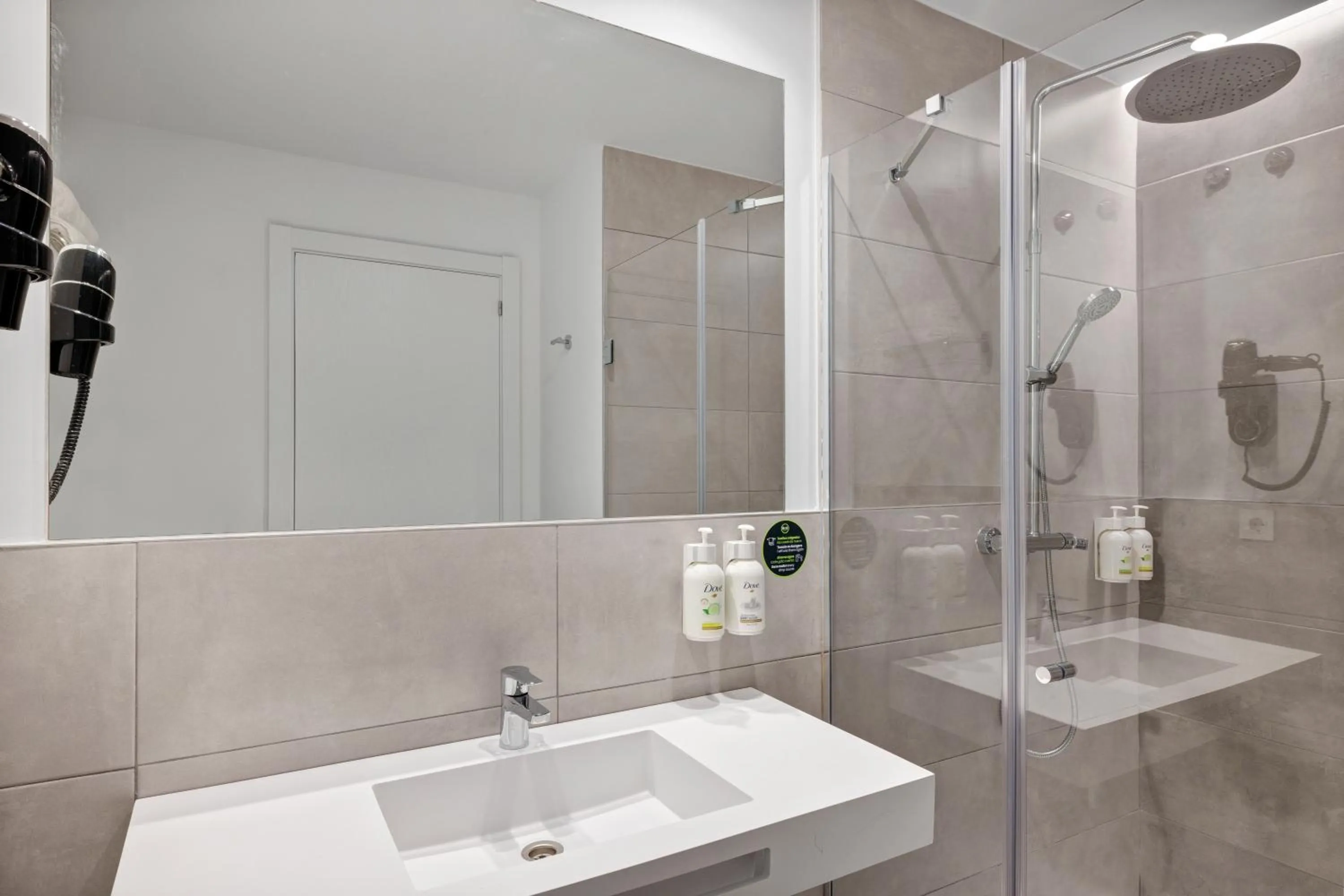 Shower in B&B HOTEL Madrid Fuenlabrada Retail Park