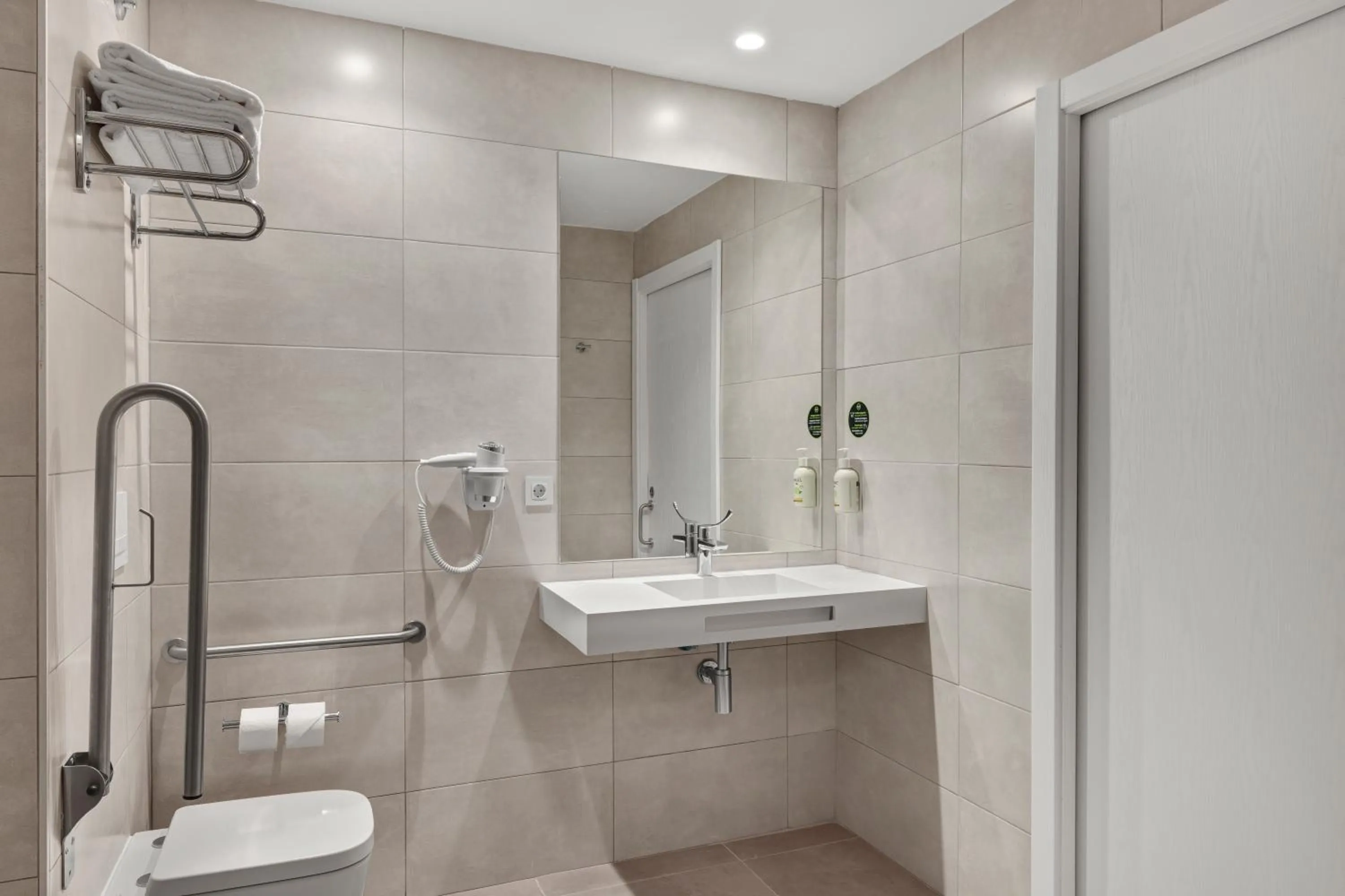 Shower in B&B HOTEL Madrid Fuenlabrada Retail Park
