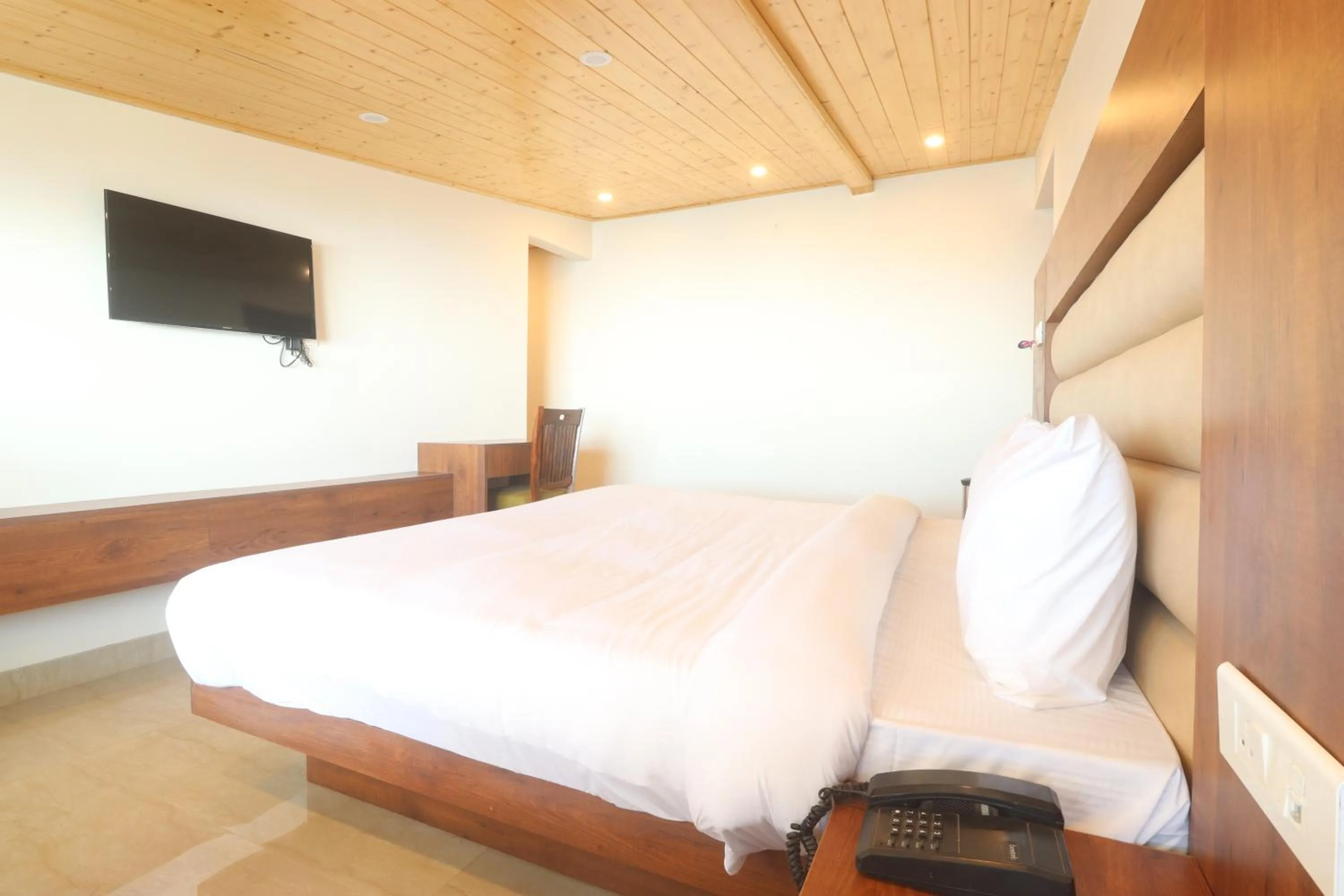 Communal lounge/ TV room, Bed in Hotel Mussoorie Heights