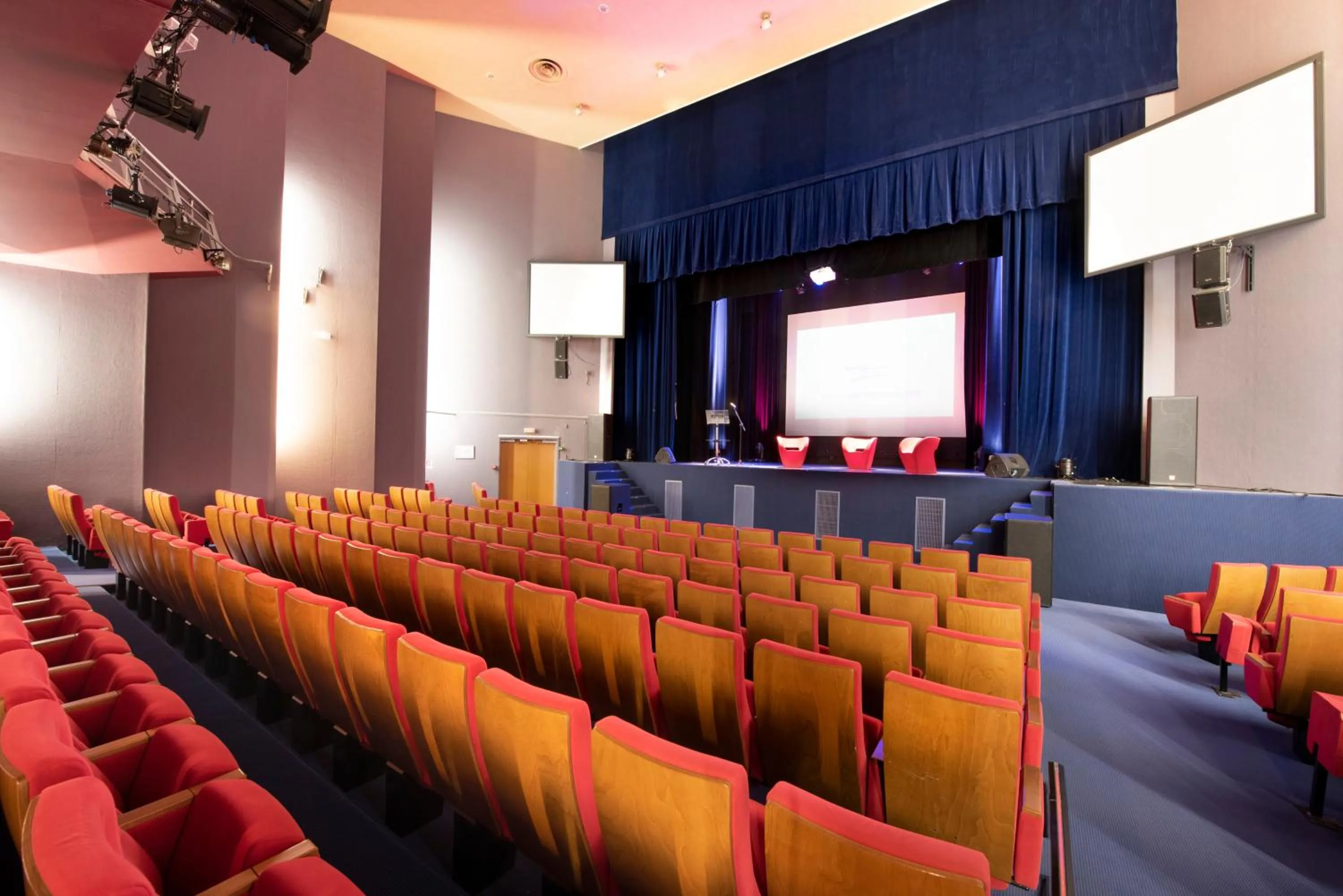 Evening entertainment in Village Club Les Hyvans