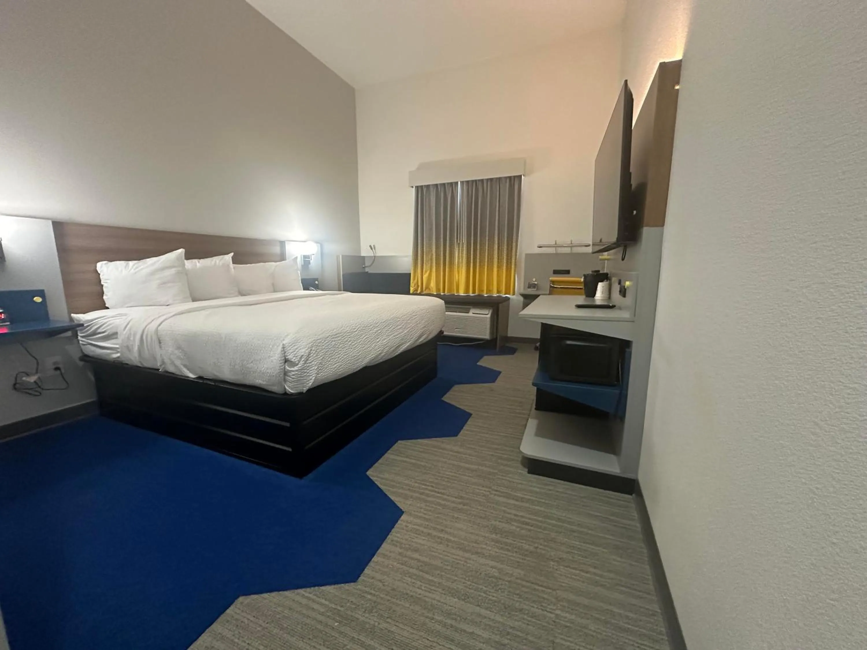Photo of the whole room, Bed in Microtel Inn & Suites by Wyndham Amarillo West