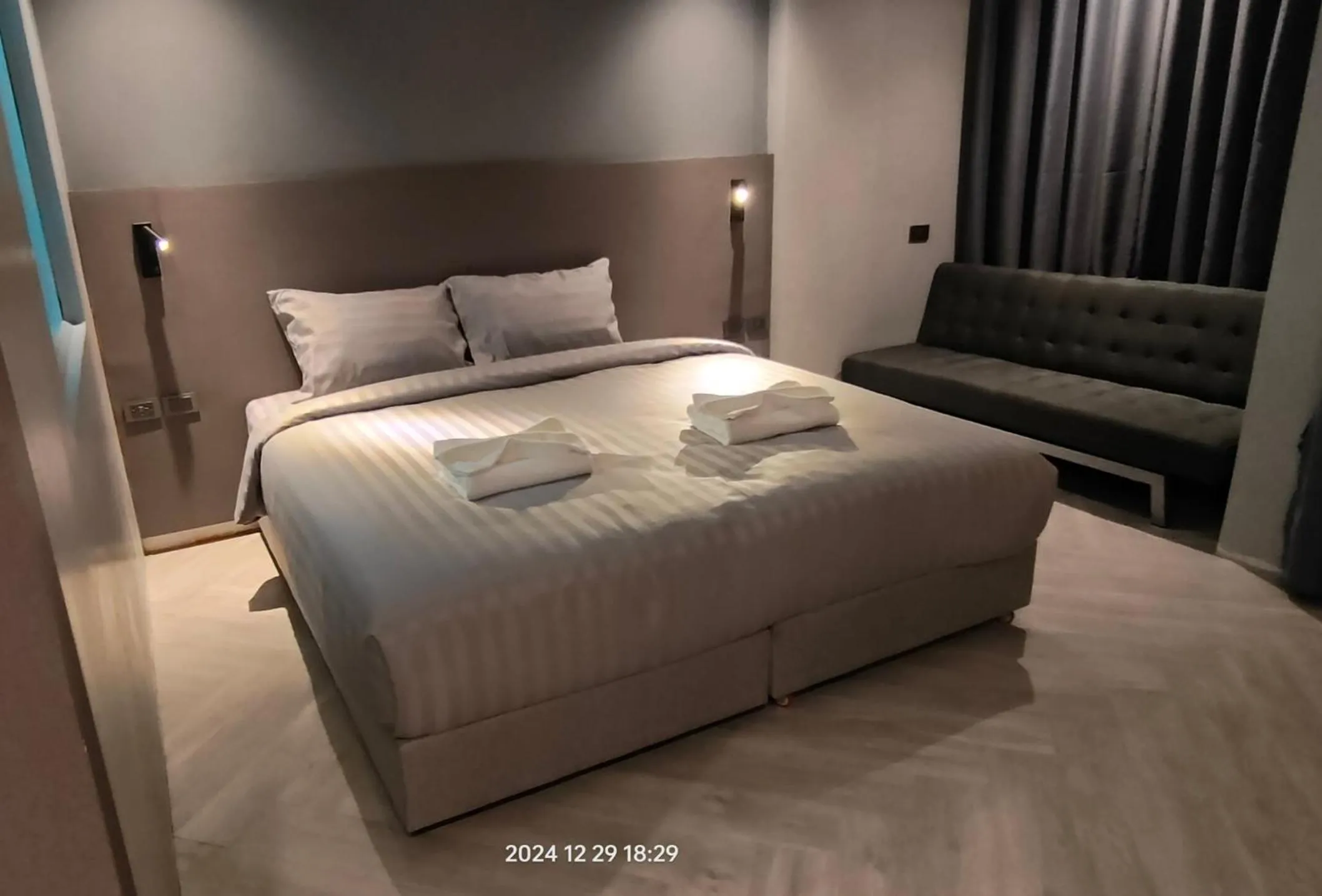 Bedroom, Bed in Doze Patong