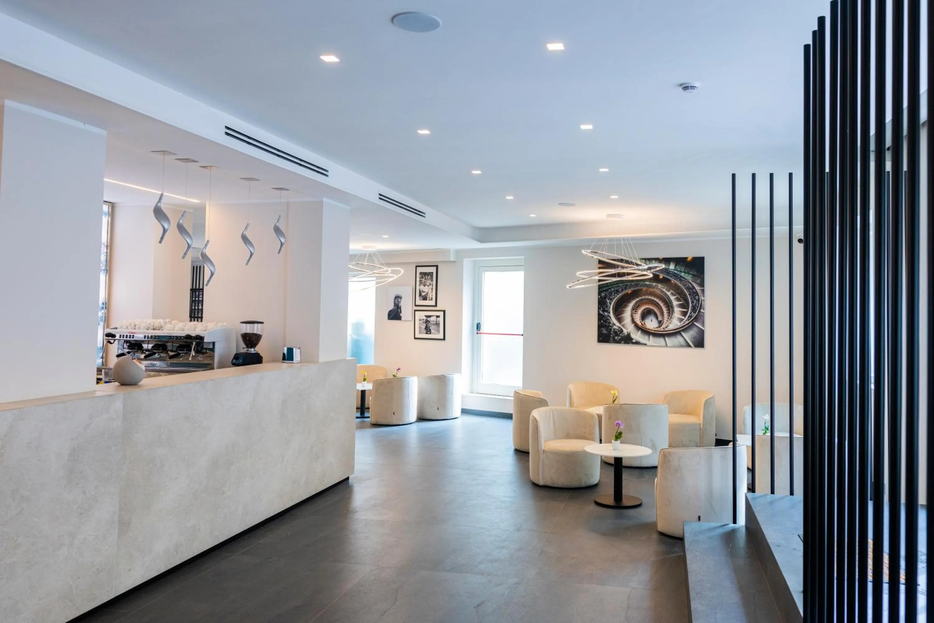 J Maluni City Hotel