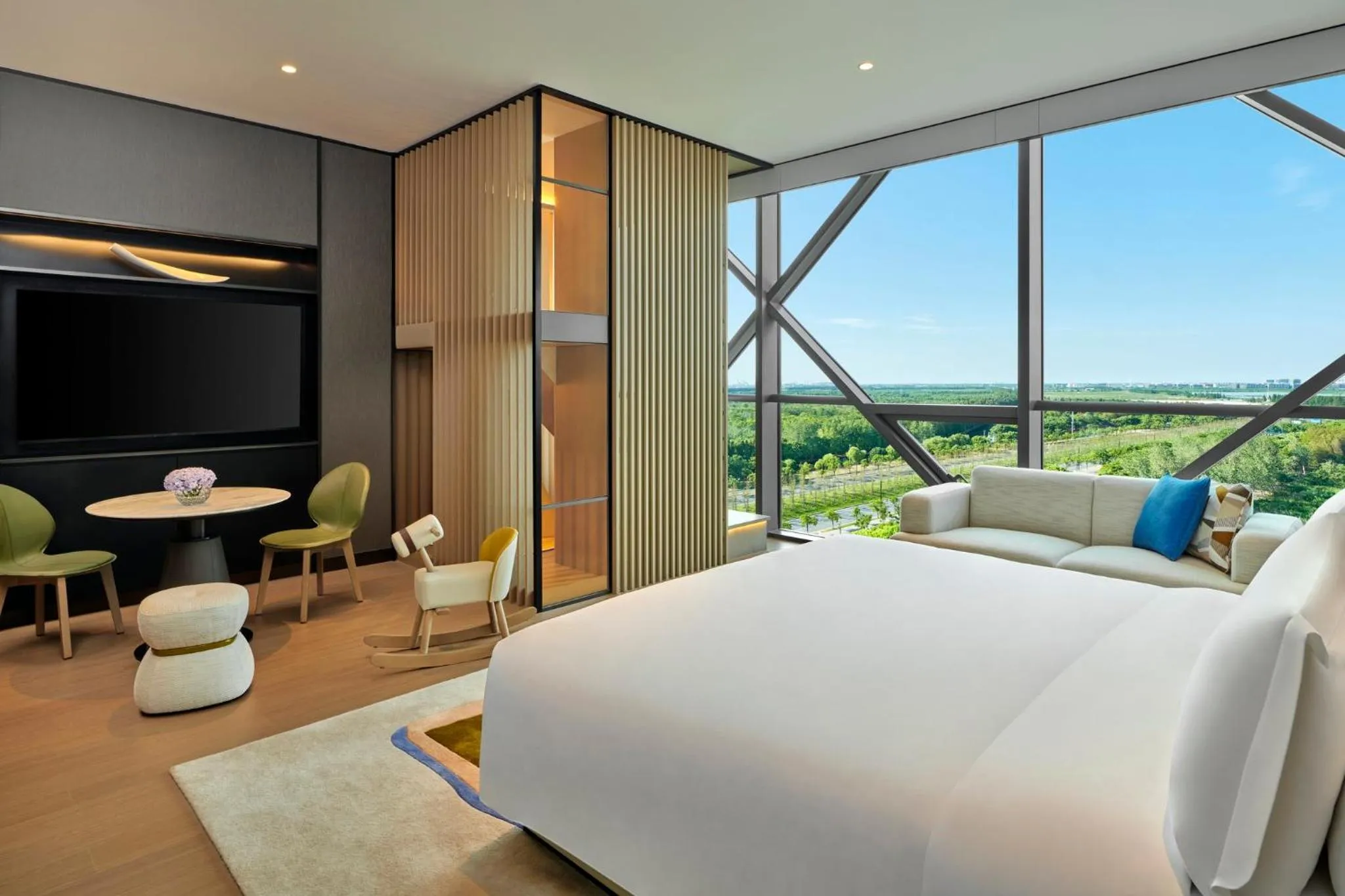 Bedroom, Bed in Crowne Plaza Shanghai Snow World by IHG