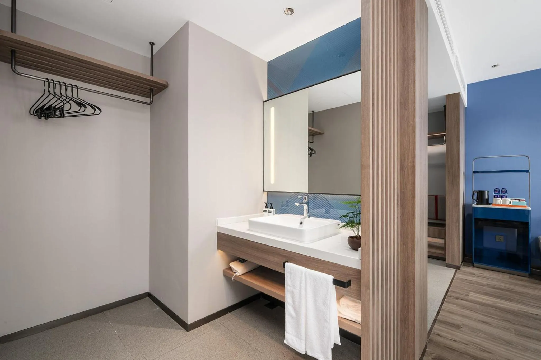 Photo of the whole room in Holiday Inn Express Qingdao Hongdao Station by IHG - Qingdao International Airport