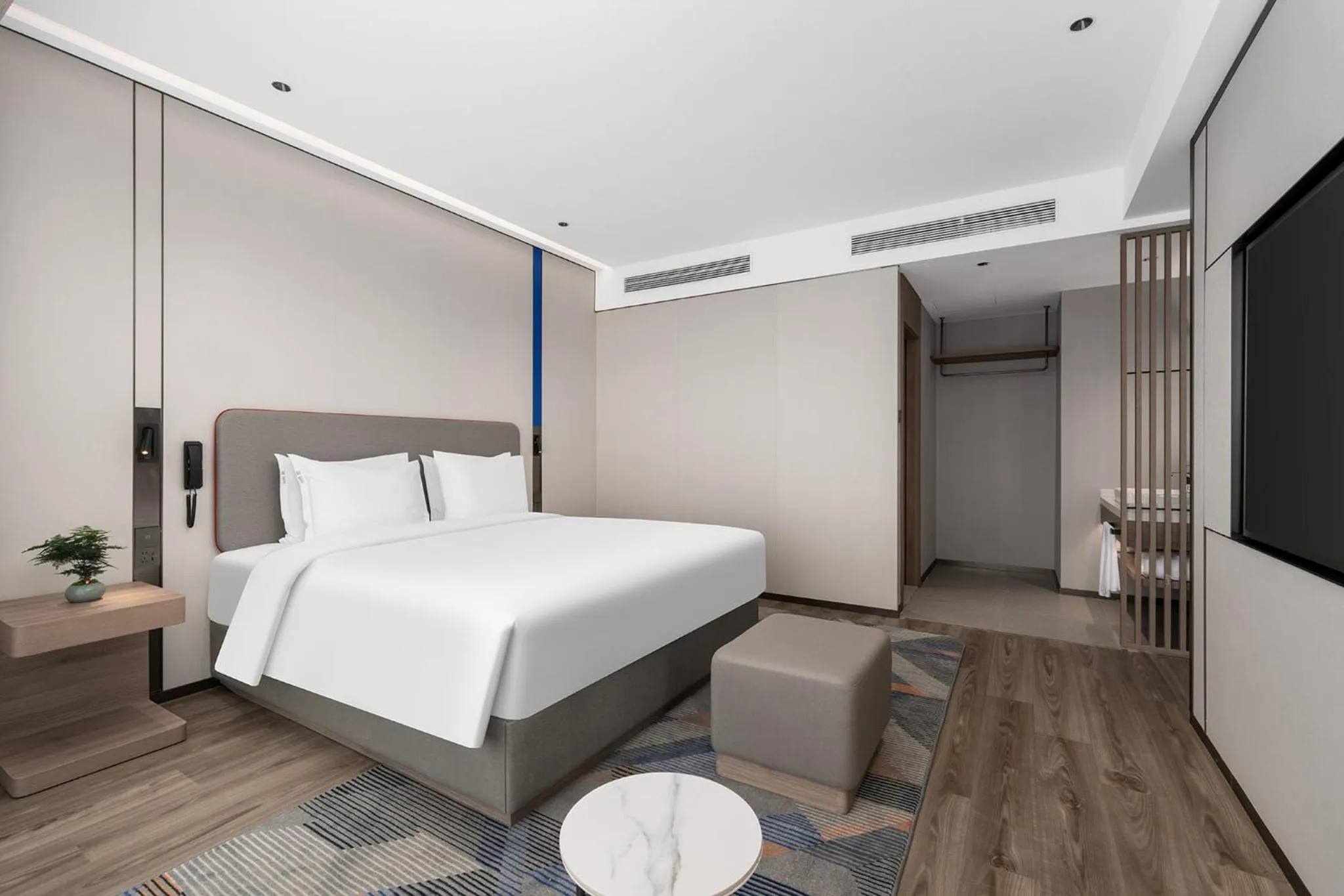 Photo of the whole room, Bed in Holiday Inn Express Qingdao Hongdao Station by IHG - Qingdao International Airport