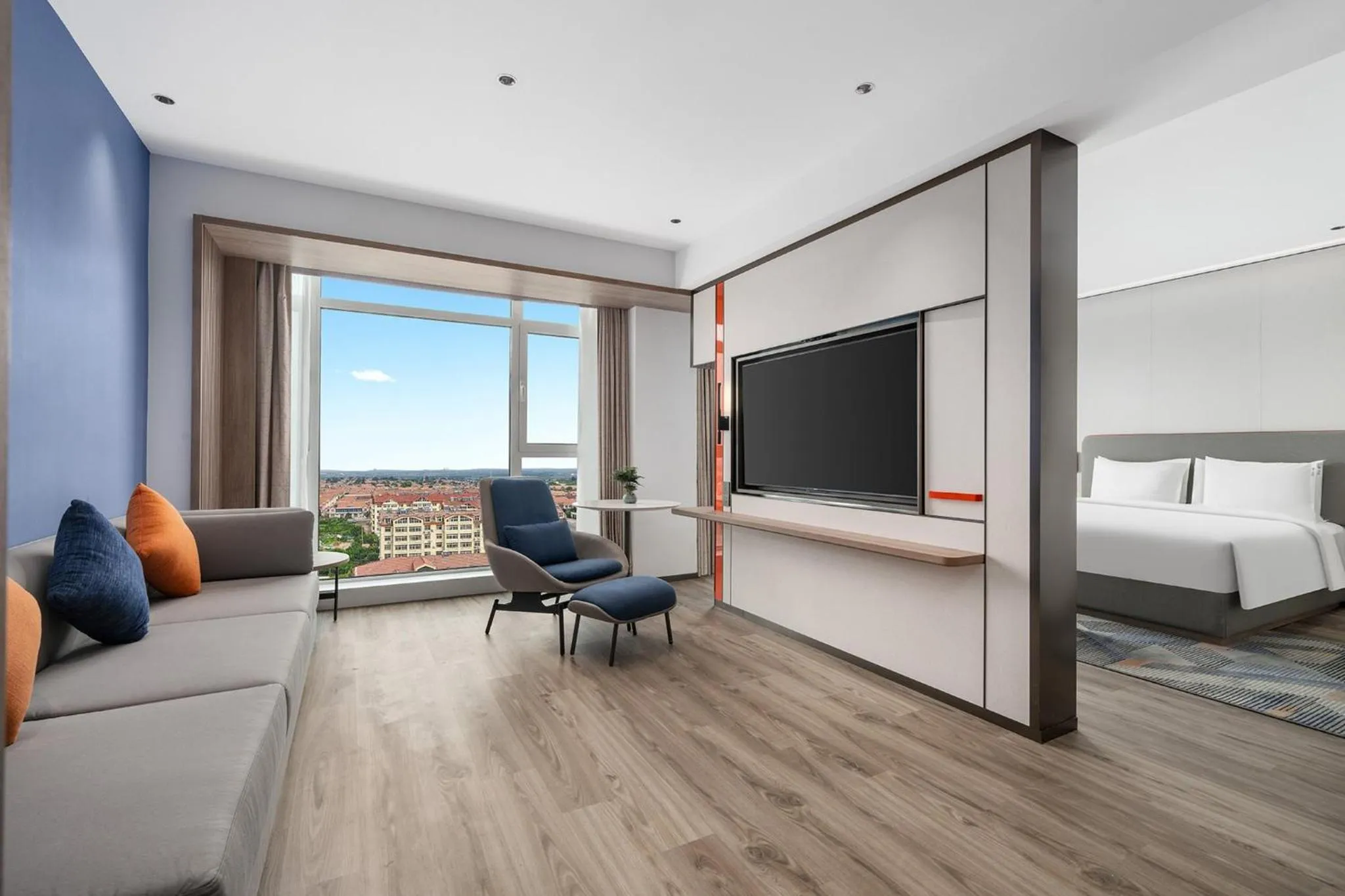 Photo of the whole room, Bed in Holiday Inn Express Qingdao Hongdao Station by IHG - Qingdao International Airport