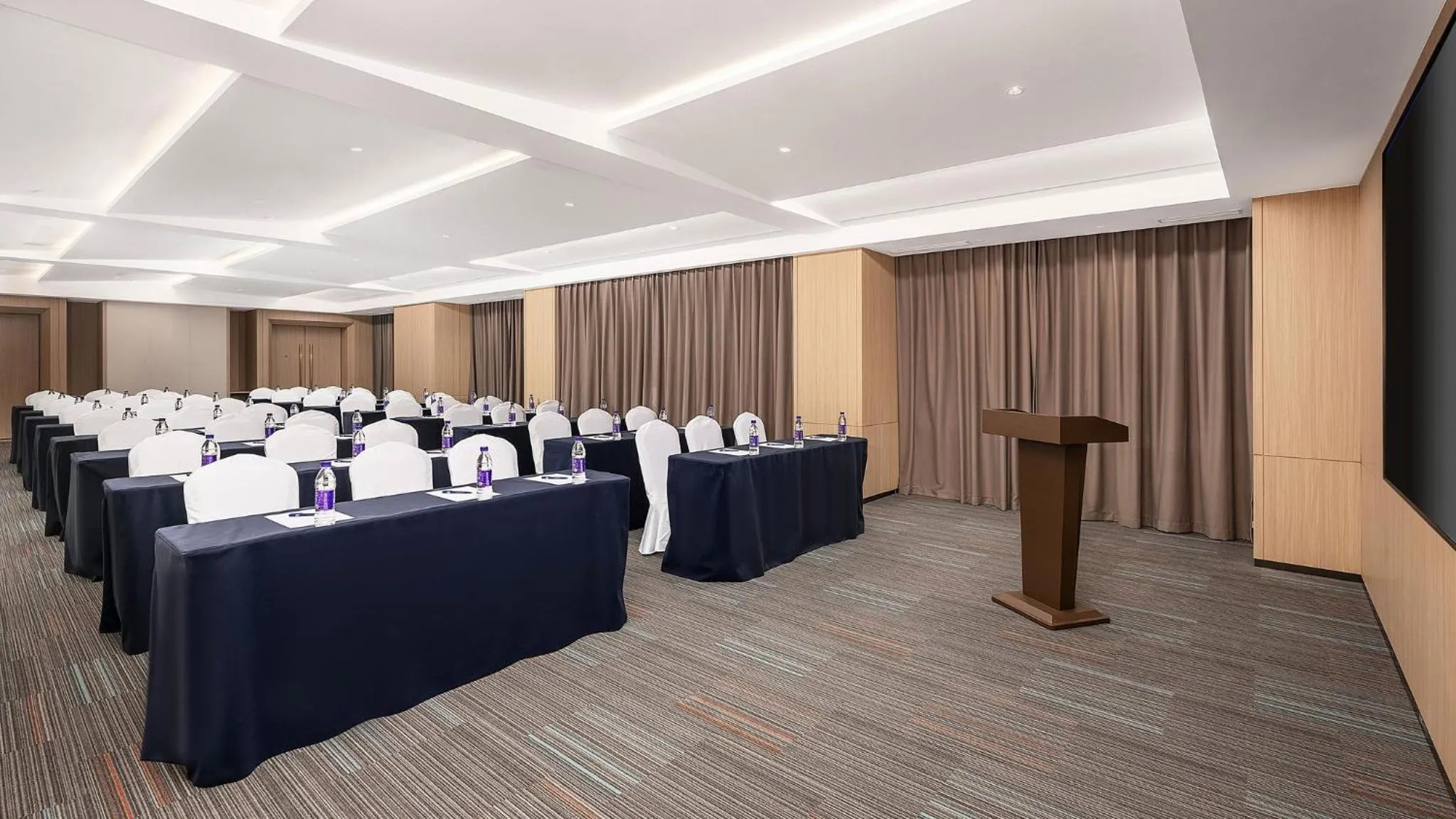Meeting/conference room in Holiday Inn Express Qingdao Hongdao Station by IHG - Qingdao International Airport