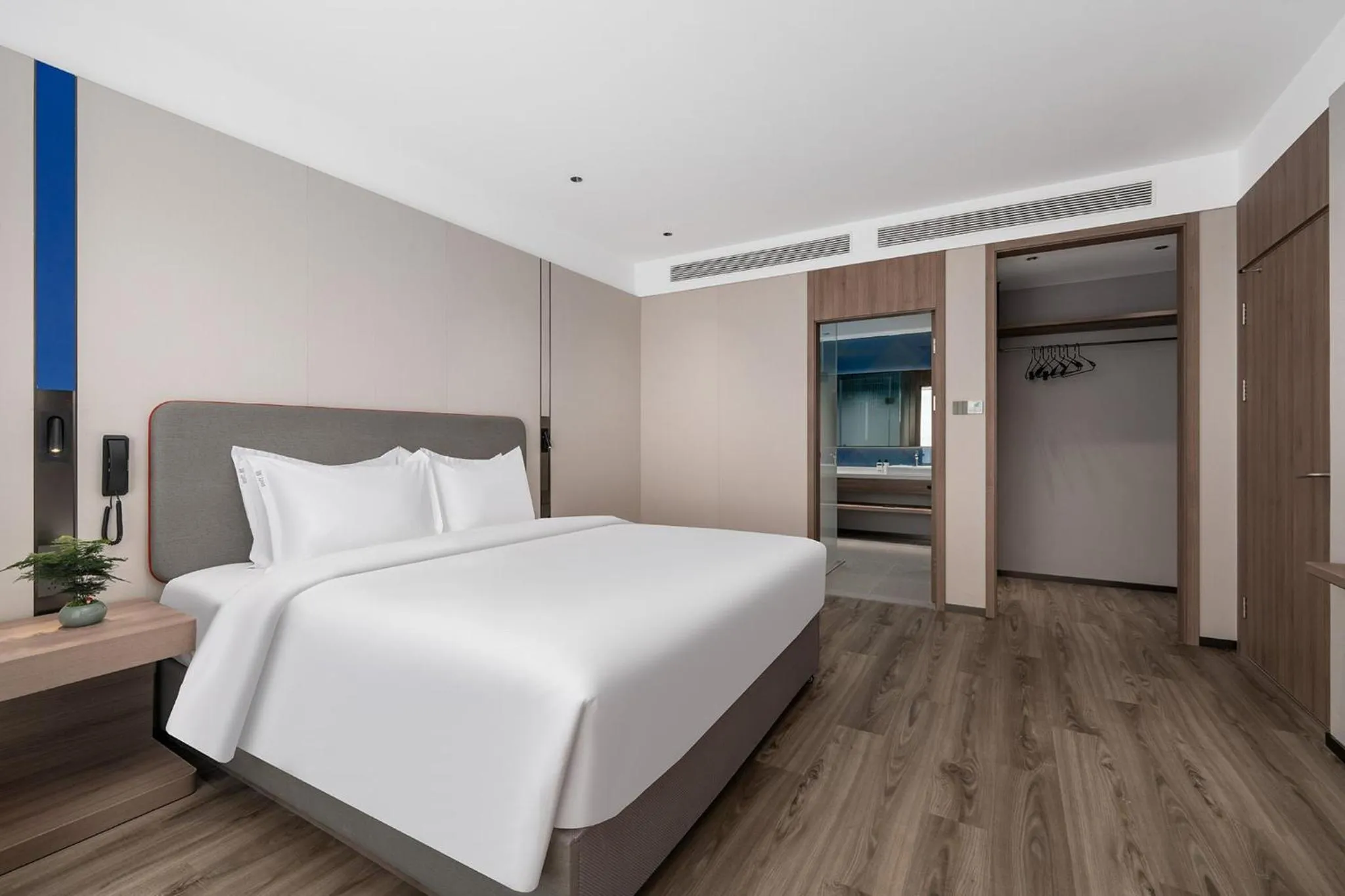 Photo of the whole room, Bed in Holiday Inn Express Qingdao Hongdao Station by IHG - Qingdao International Airport