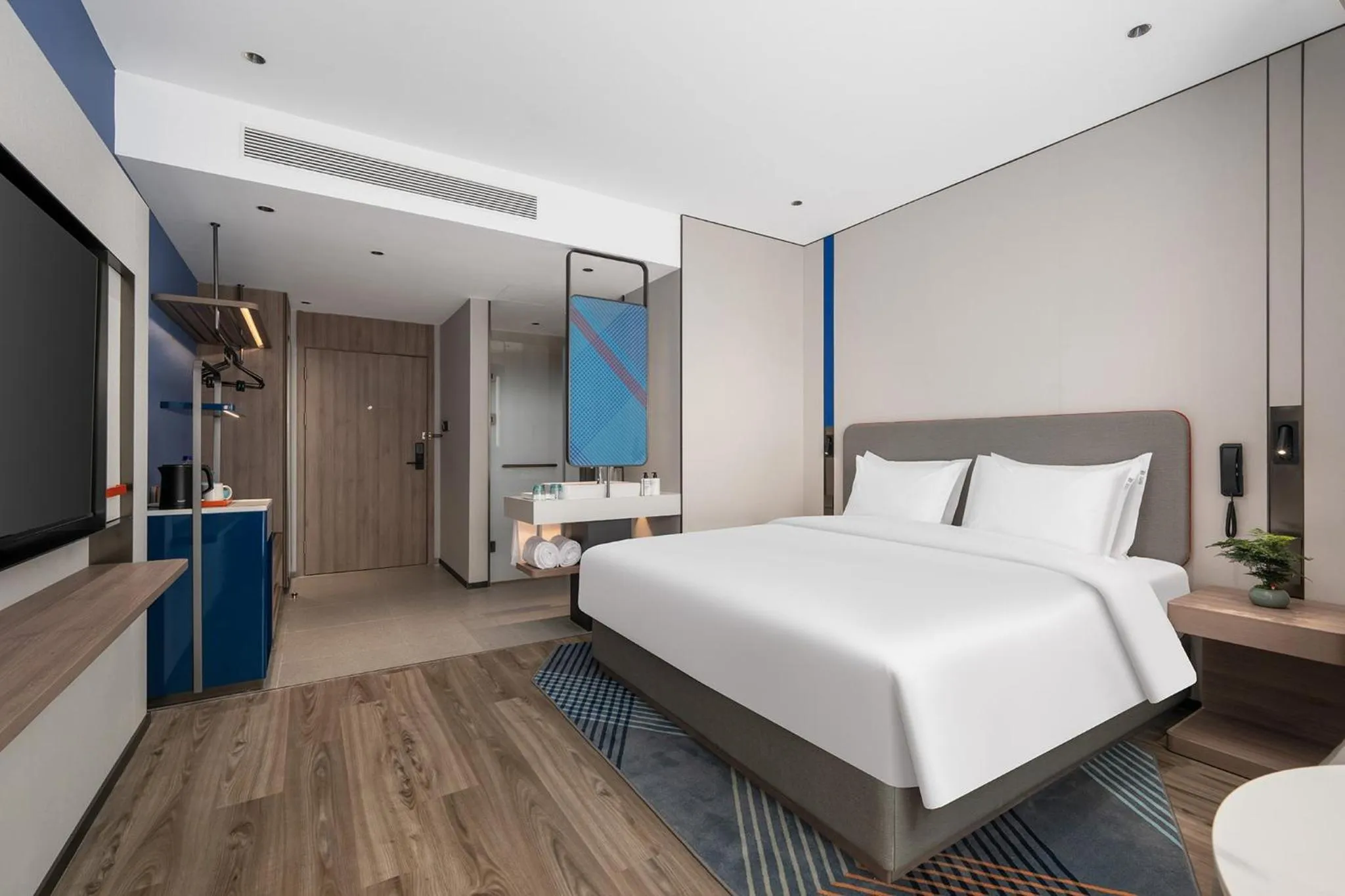 Photo of the whole room, Bed in Holiday Inn Express Qingdao Hongdao Station by IHG - Qingdao International Airport