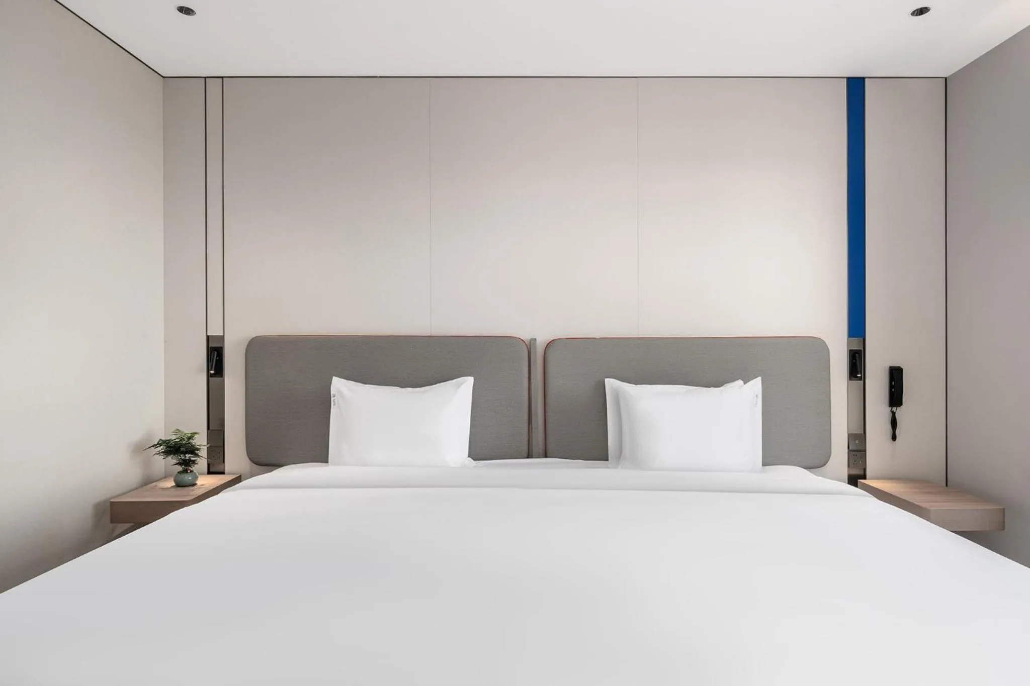 Photo of the whole room, Bed in Holiday Inn Express Qingdao Hongdao Station by IHG - Qingdao International Airport