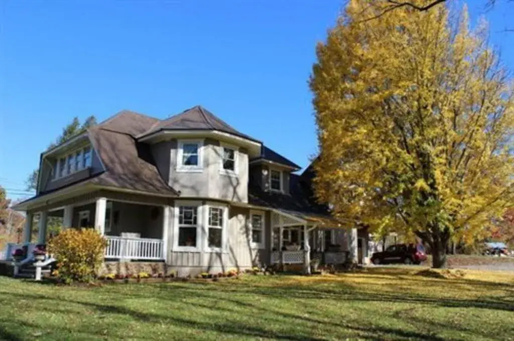 Property building in Millsap-Baker Estate Property building in Millsap-Baker Estate