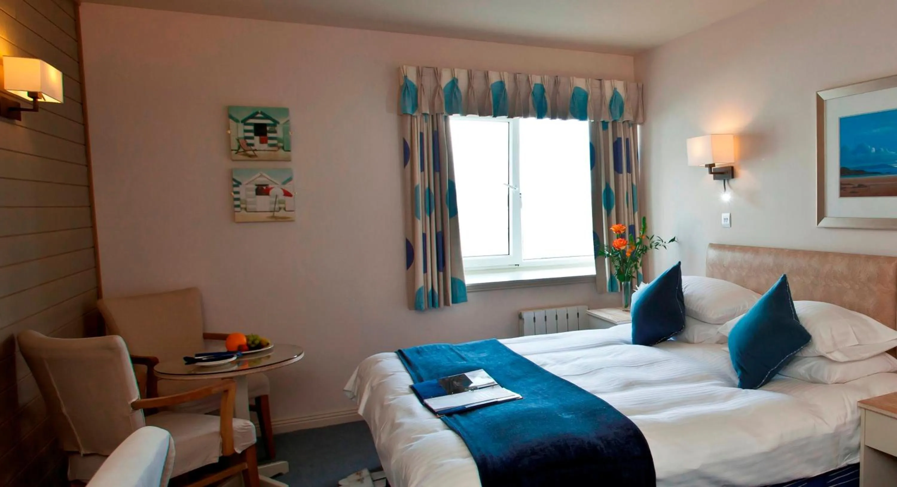 Bedroom, Bed in Cobo Bay Hotel