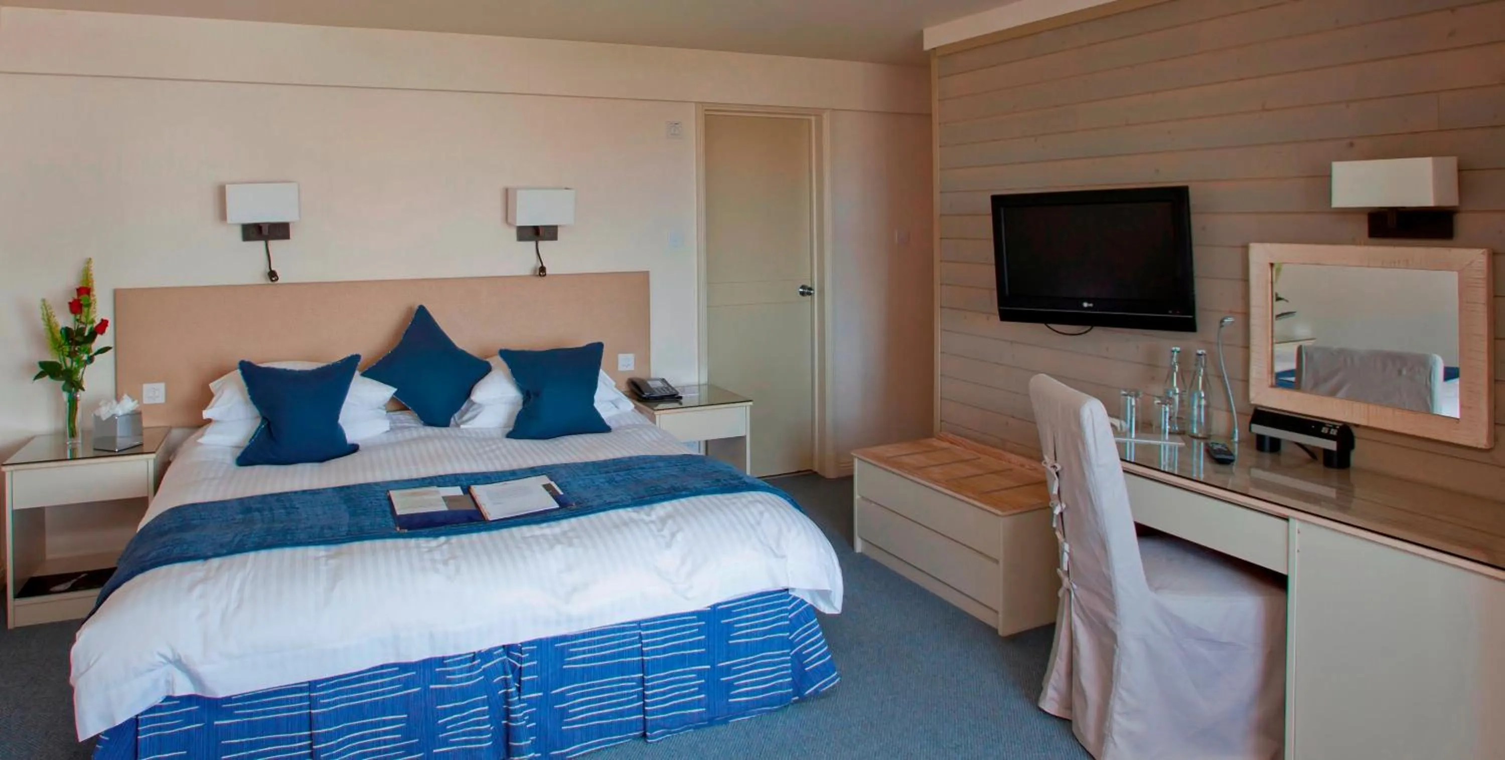 Bedroom, Bed in Cobo Bay Hotel