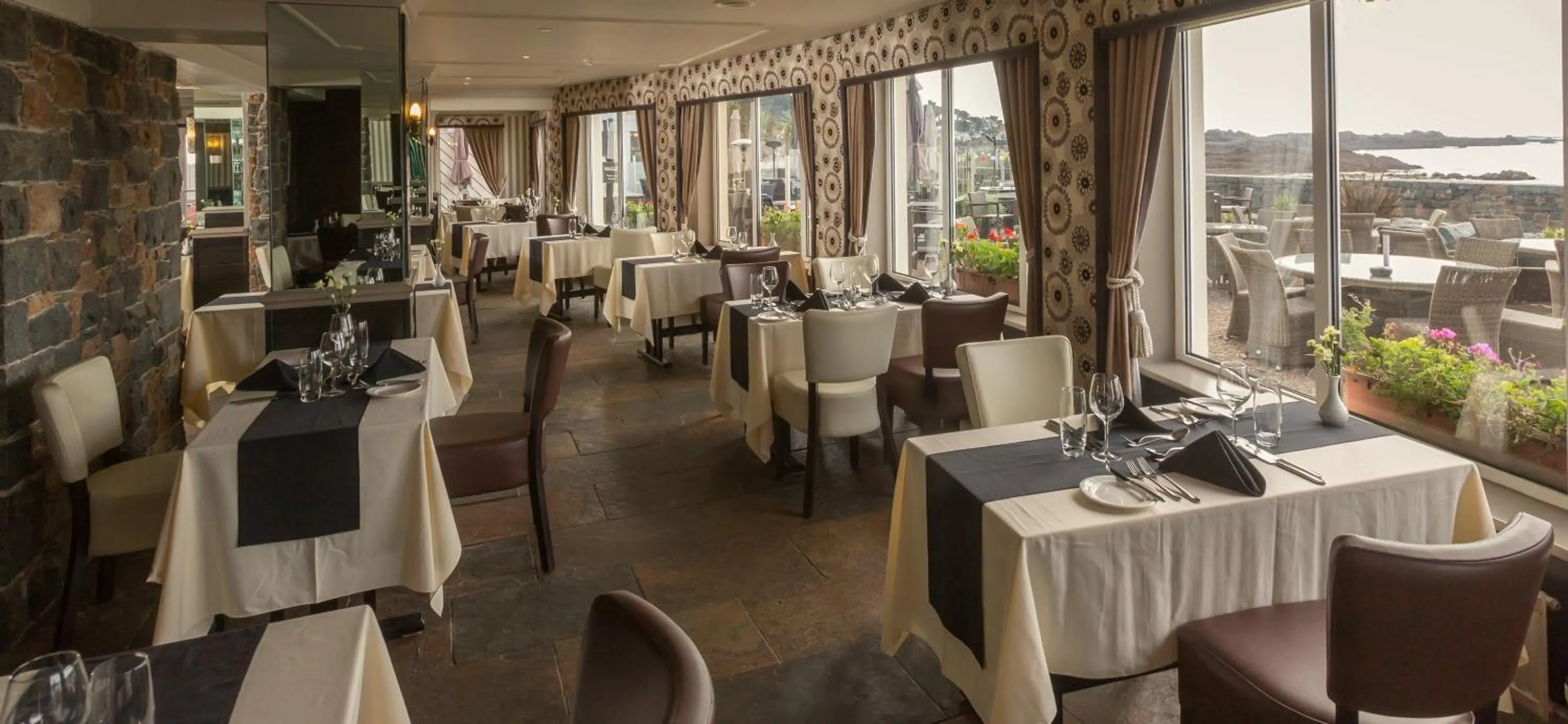 Restaurant/places to eat in Cobo Bay Hotel