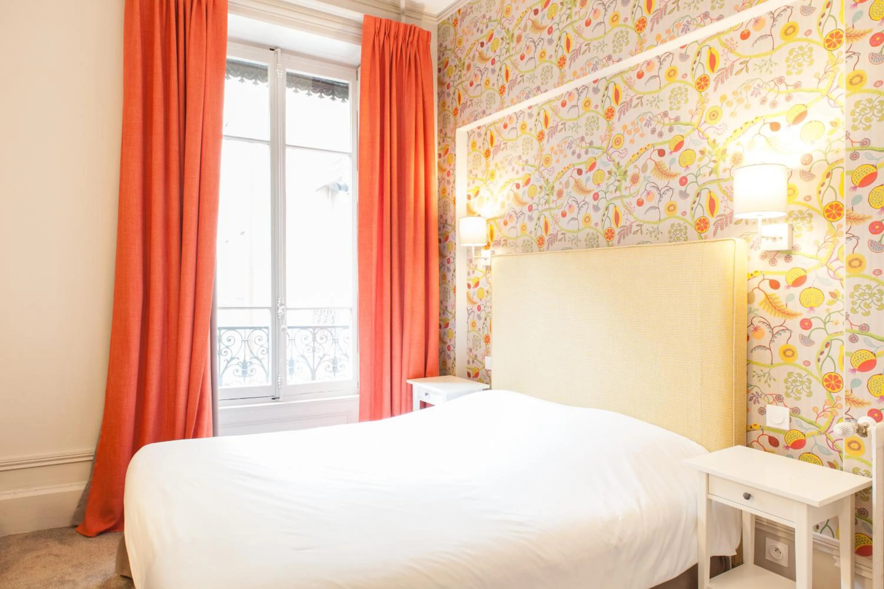 Photo of the whole room, Bed in Hôtel Vaubecour - Centre Lyon Ainay - Perrache