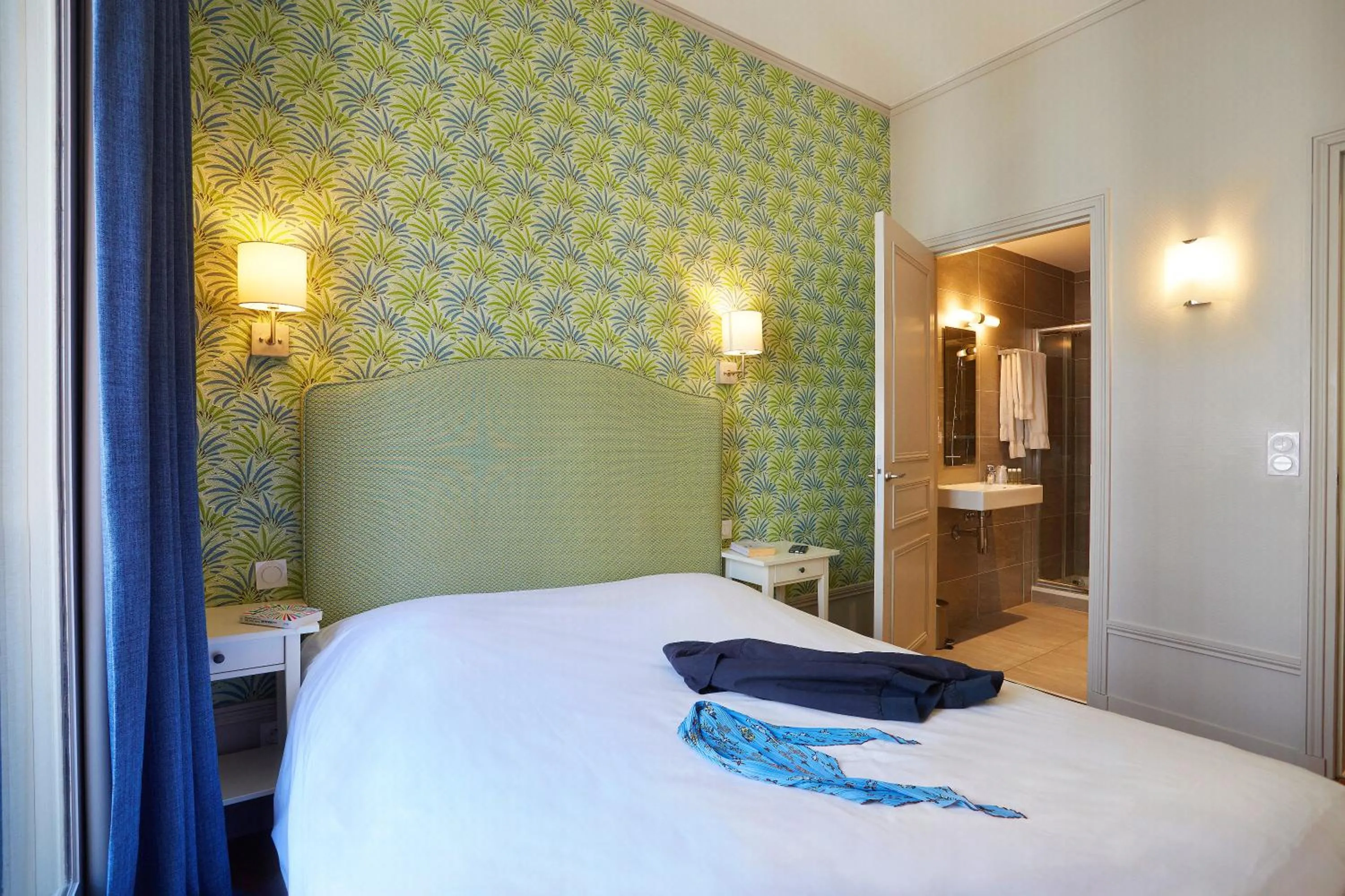 Shower, Bed in Hôtel Vaubecour - Centre Lyon Ainay - Perrache