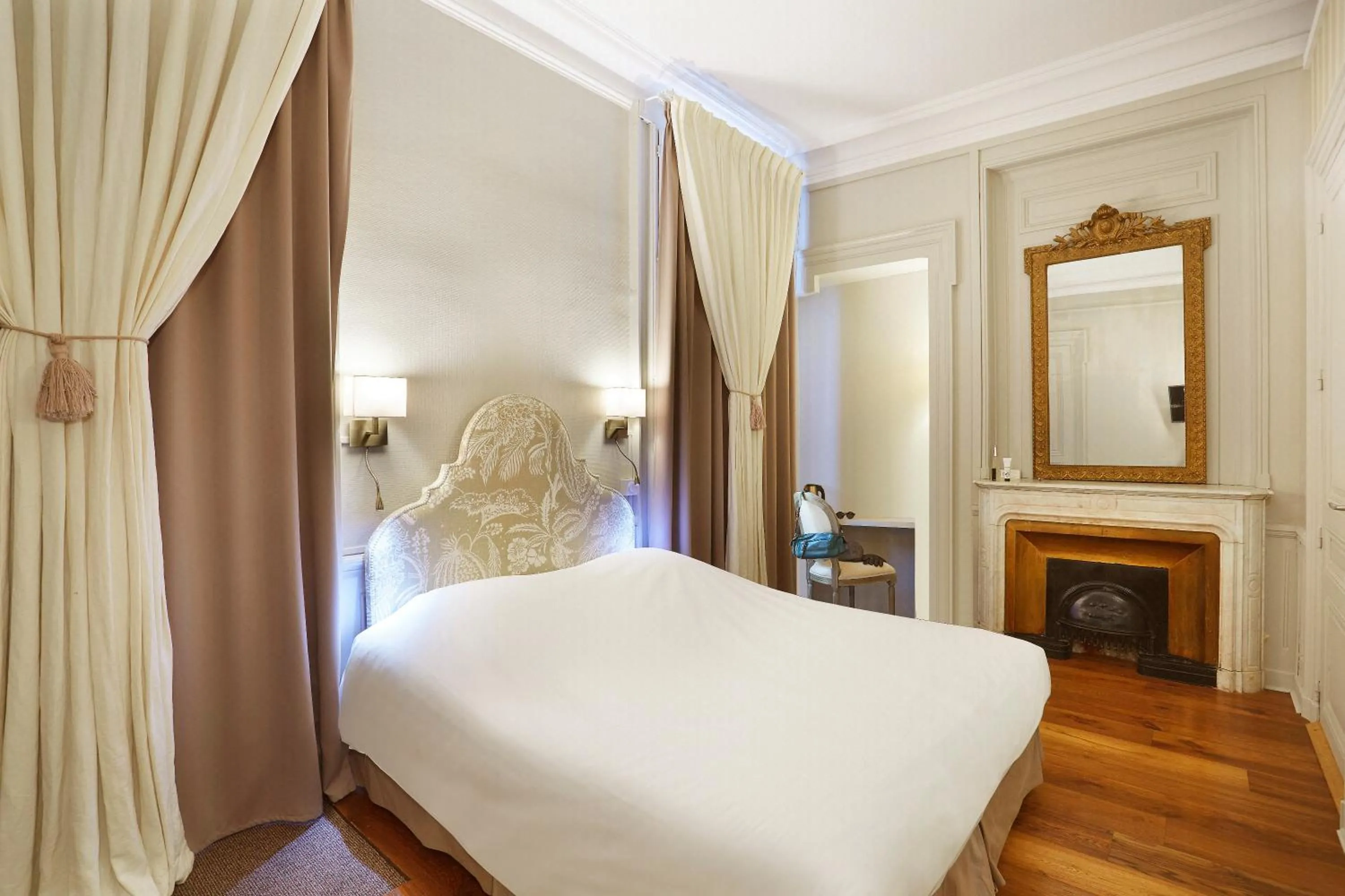 Shower, Bed in Hôtel Vaubecour - Centre Lyon Ainay - Perrache