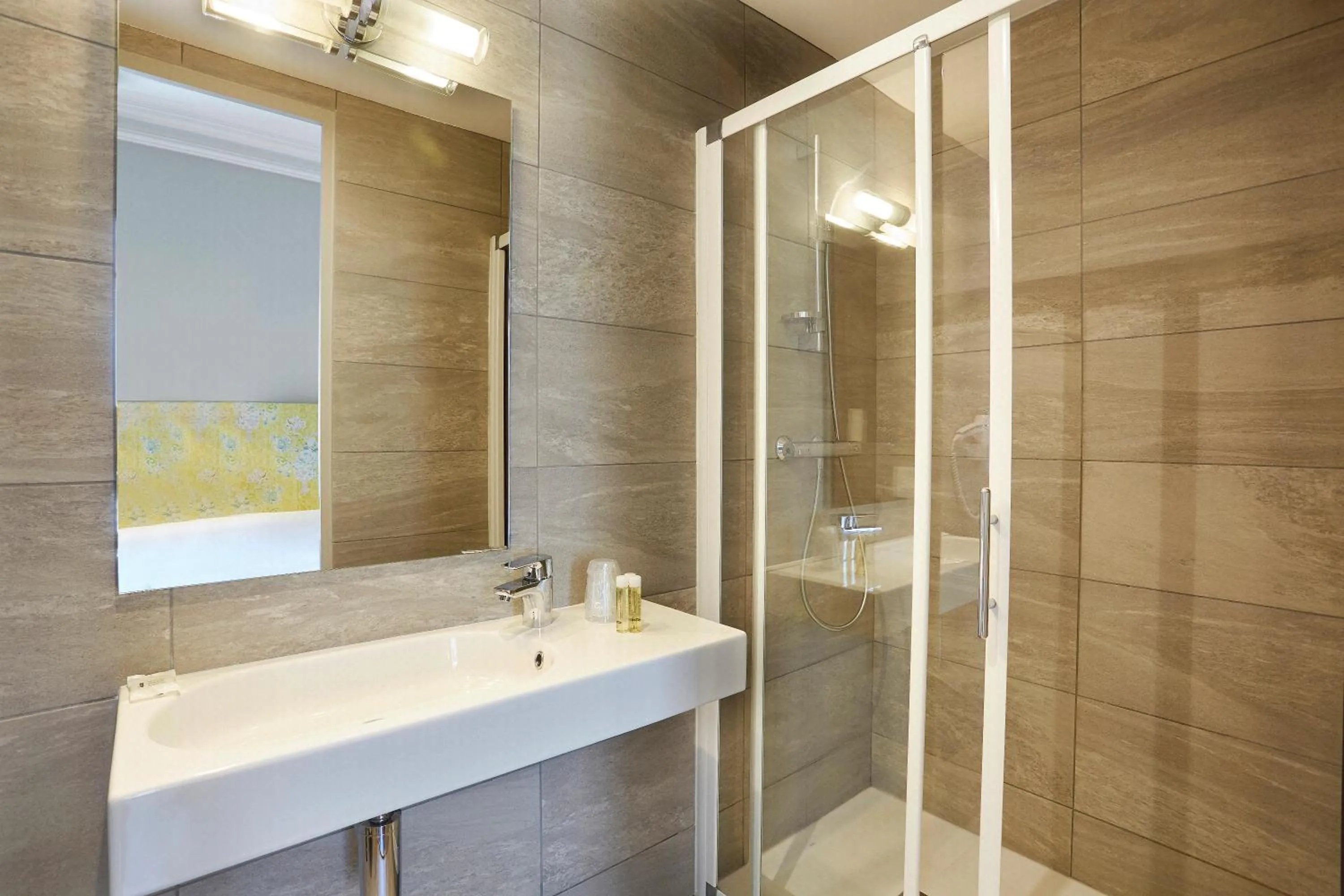 Shower in Hôtel Vaubecour - Centre Lyon Ainay - Perrache