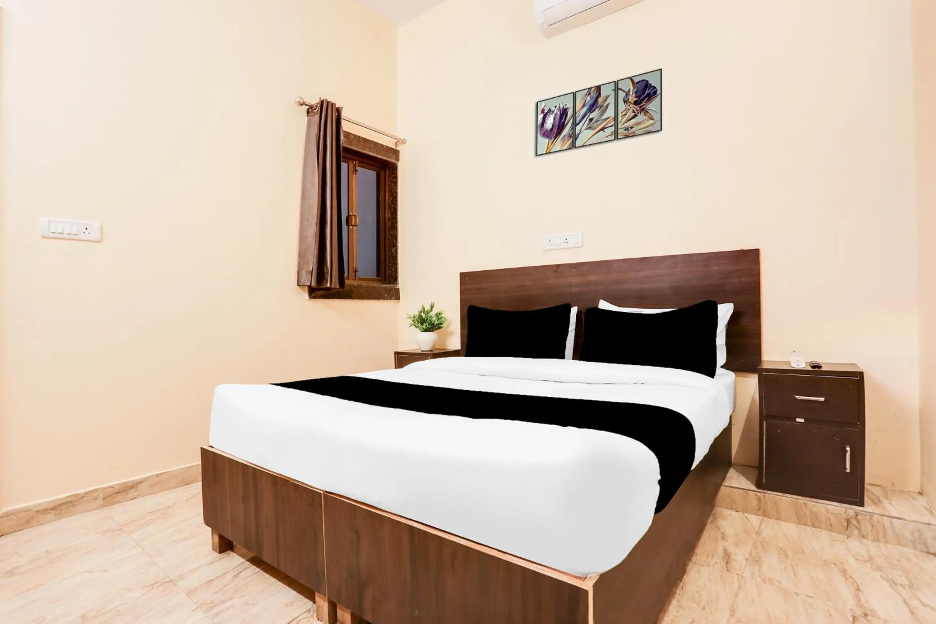 Bedroom in Hotel O Paradise Inn